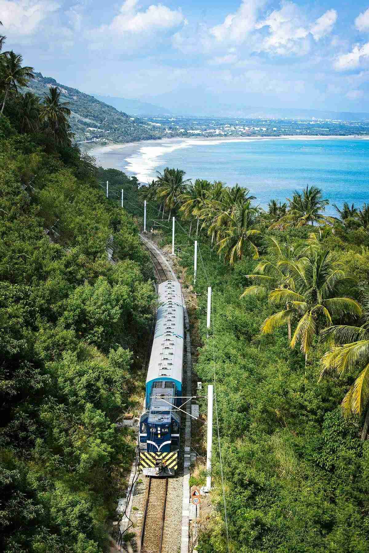 藍皮解憂號的路線被譽為是全台最美的軌道路段。翻攝自雄獅旅遊