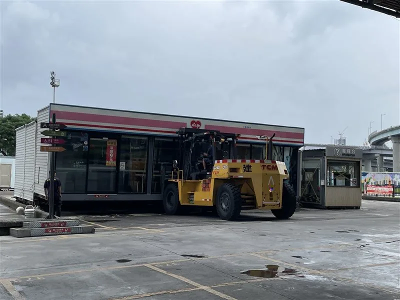 萊爾富新北三重美堤店，為躲颱風搭車跑了。萊爾富提供