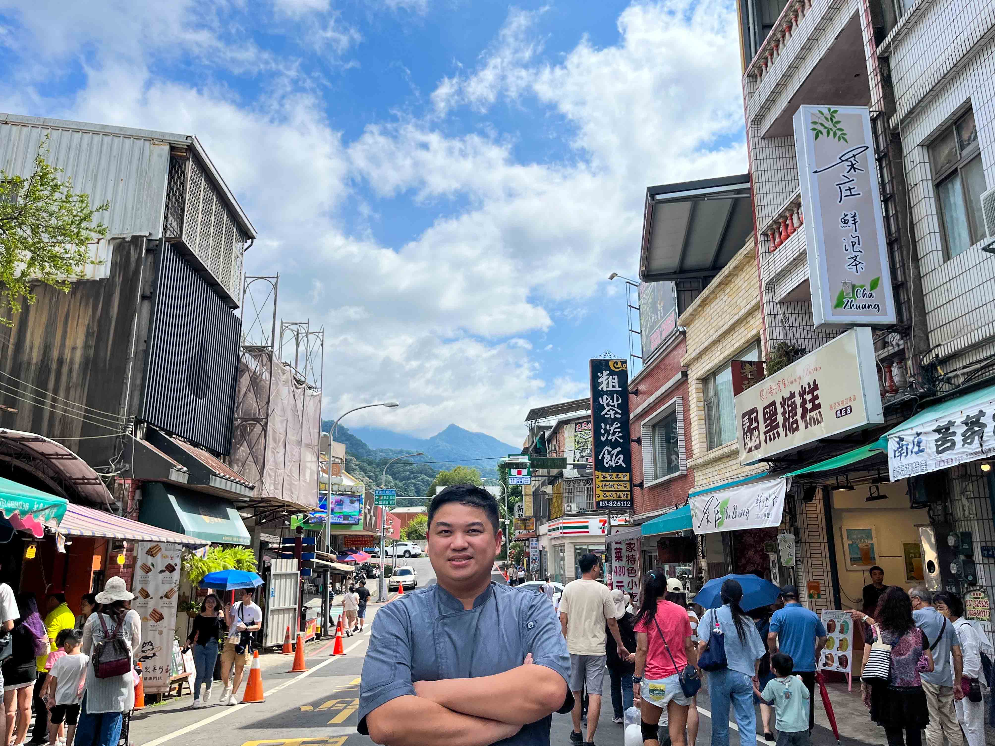 加里山腳下南庄老街上的曾為科。蕭秀琴攝