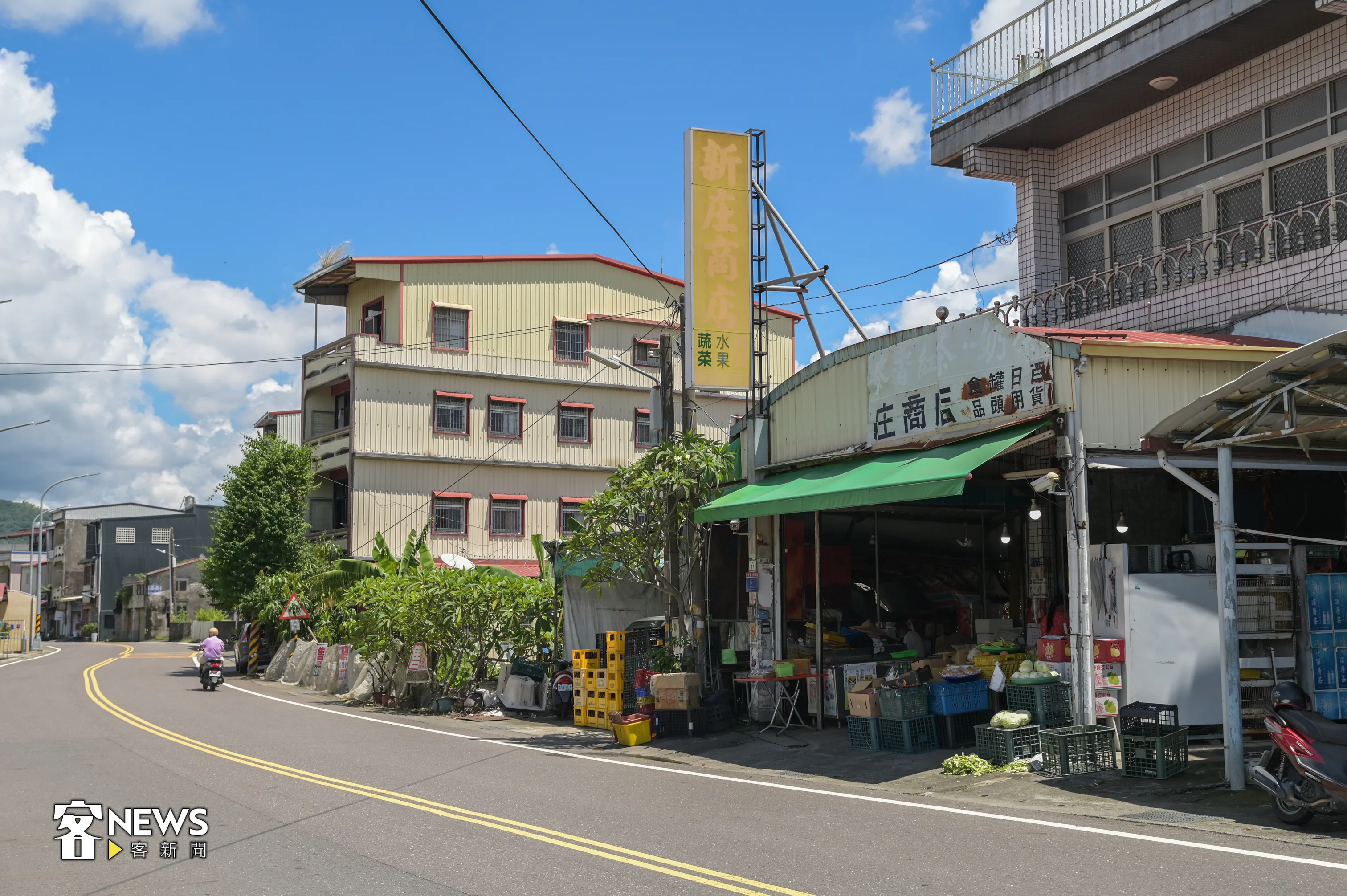 杉林新庄里街道上的商店。洪俊傑攝