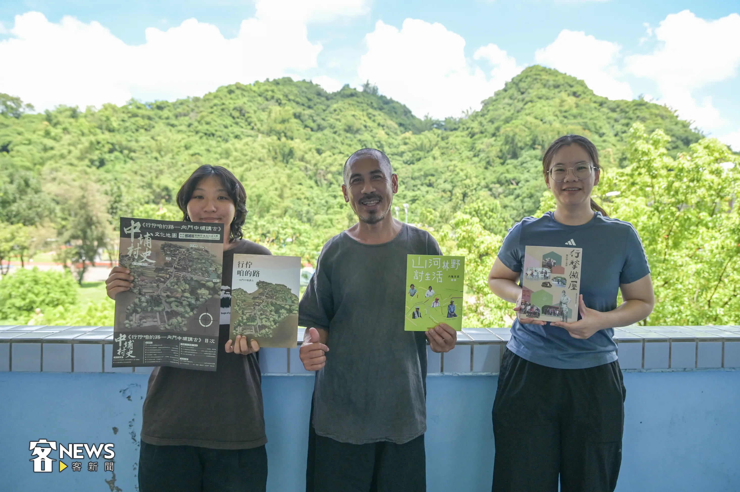旗美社大採編團隊分工詳細,團員各別統整內門、杉林及六龜村史資料。洪俊傑攝