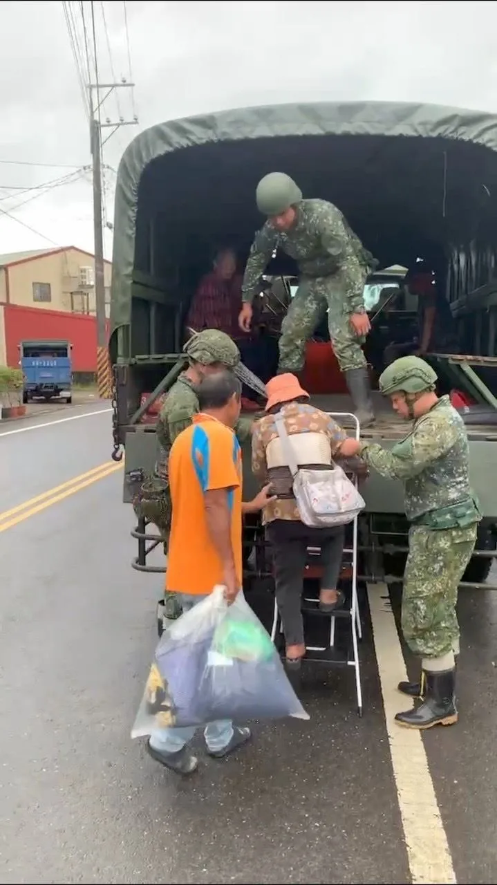 高雄市水利局與國軍人員，於昨日協助土石流潛在戶居民撤離。高雄市政府提供