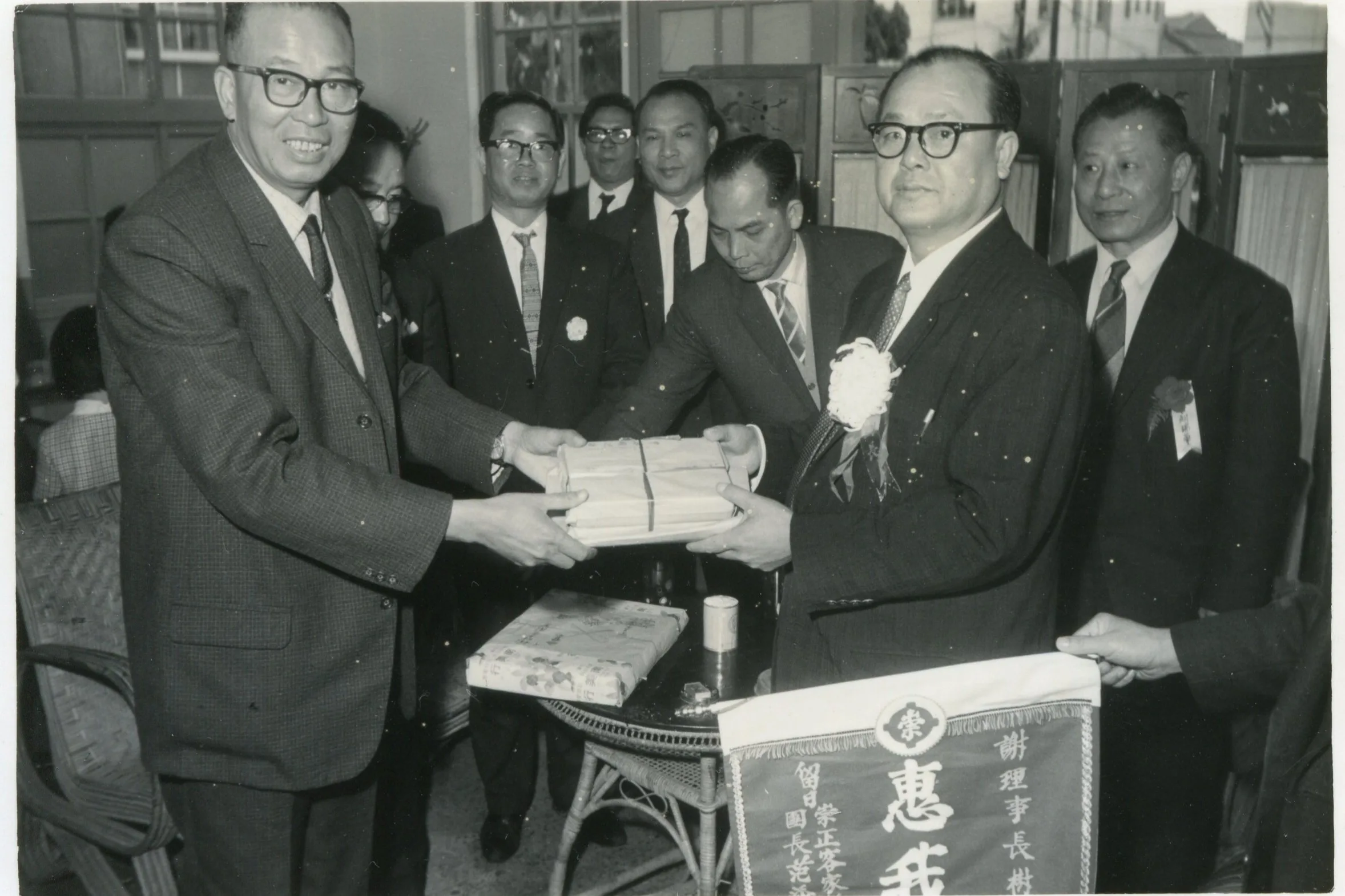 范添發（右二）是「日本崇正總會」會長，1970年《中原》雜誌發行人謝樹新（左一）到日本訪問時，前往拜會，致贈刊物。謝伯浩提供