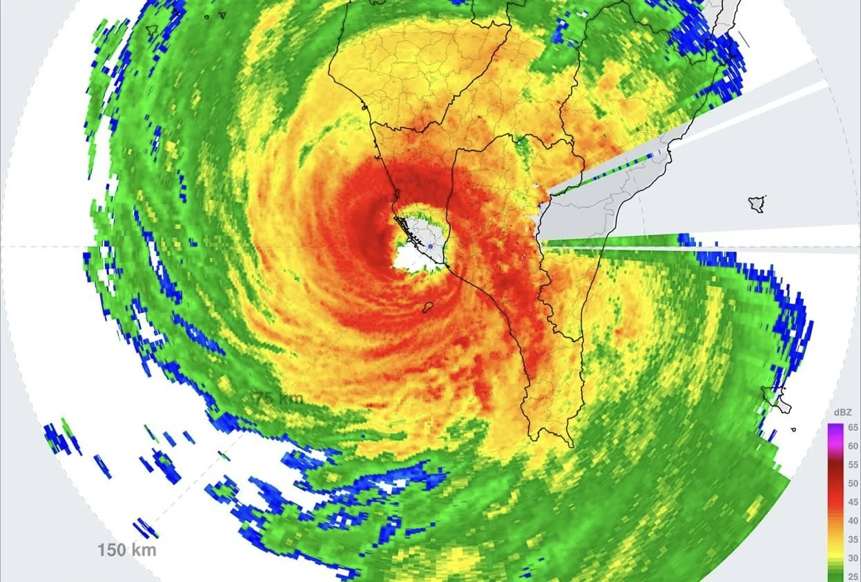 氣象署表示，颱風山陀兒今天中午登陸後，高屏正面臨風強雨驟；隨著颱風逐漸北上、強度雖然會減弱，南部地區降雨漸緩，但北部地區今晚至明天仍有顯著降雨。（中央氣象署提供）