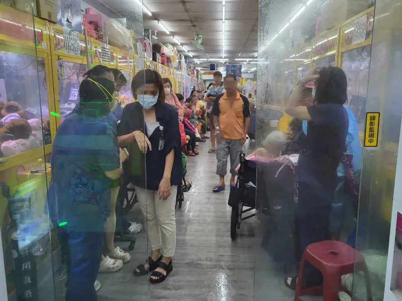 屏東縣東港安泰醫院火警,部分醫護病患疏散到附近店家。中央社