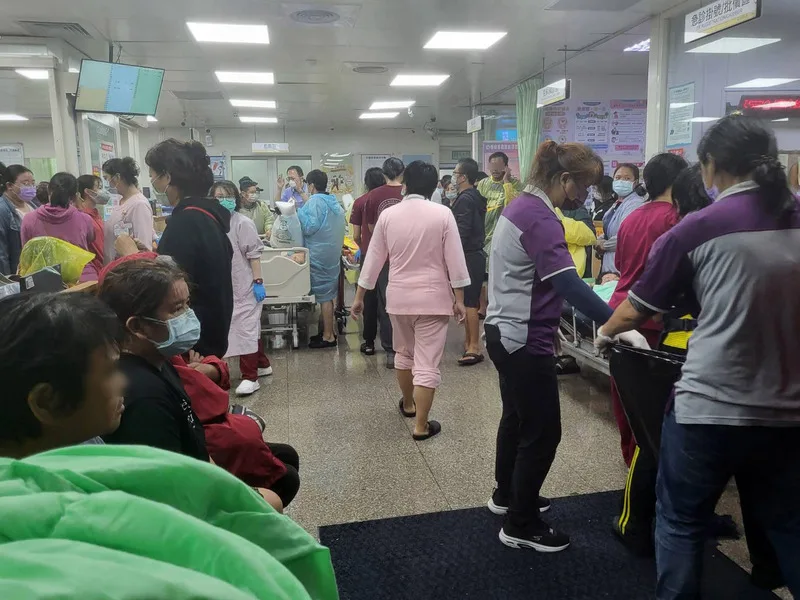 屏東縣東港安泰醫院3日發生火警,院方疏散院內醫護人員及患者。中央社