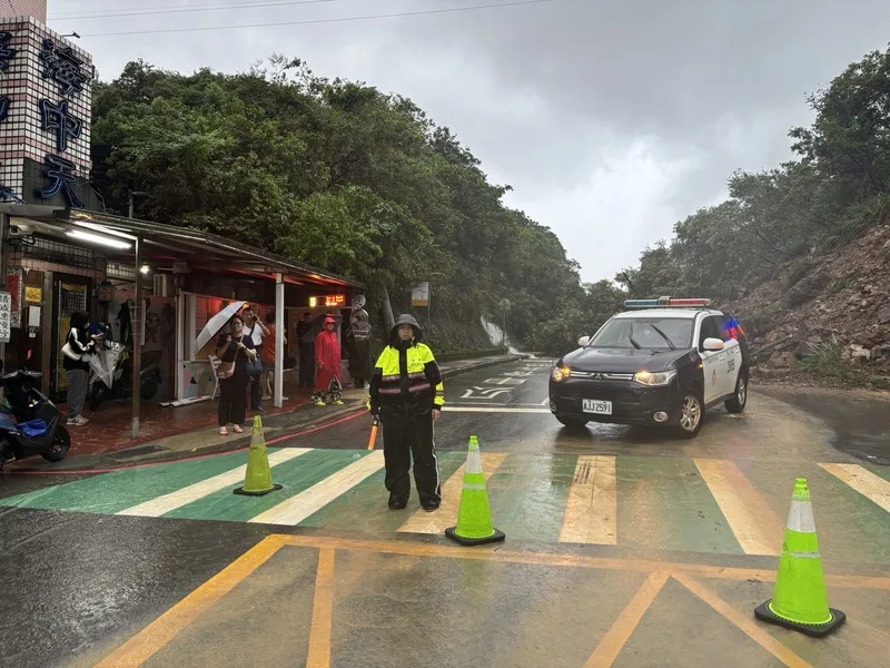 基隆市新豐街4日凌晨海中天社區前山坡有大面積土石崩落走山,交通中斷。讀者提供