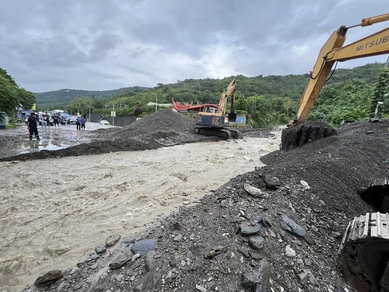 台東南迴地區3日深夜至4日清晨滂沱大雨,南迴公路太麻里三和路段野溪暴漲,土石流淹沒道路,此路段從清晨4時過後雙向中斷,大型機具進場搶修中。中央社