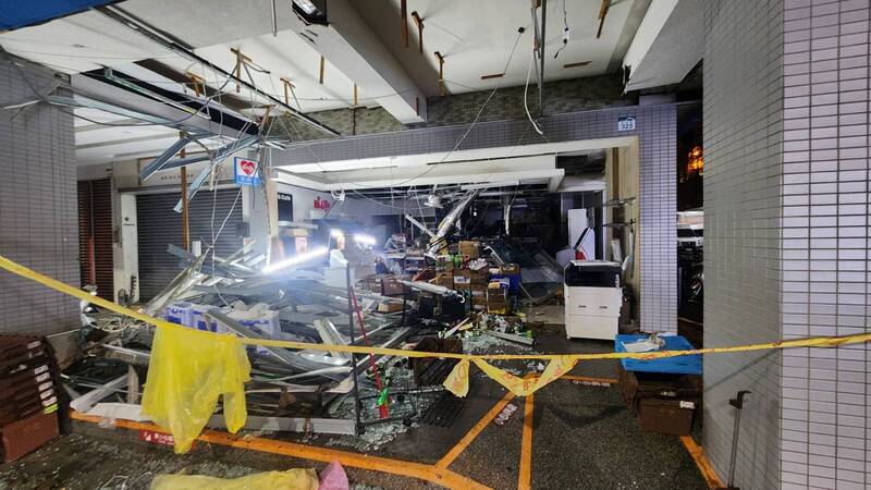 高雄漢神百貨後方的一間萊爾富3日遭颱風肆虐,騎樓滿布被吹垮的貨架鋼條,店外散落玻璃碎片。<br />中央社