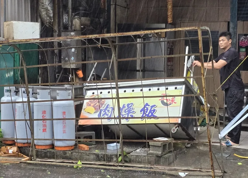 颱風山陀兒重創高雄，為當地帶來狂風暴雨及多處災情。中央社