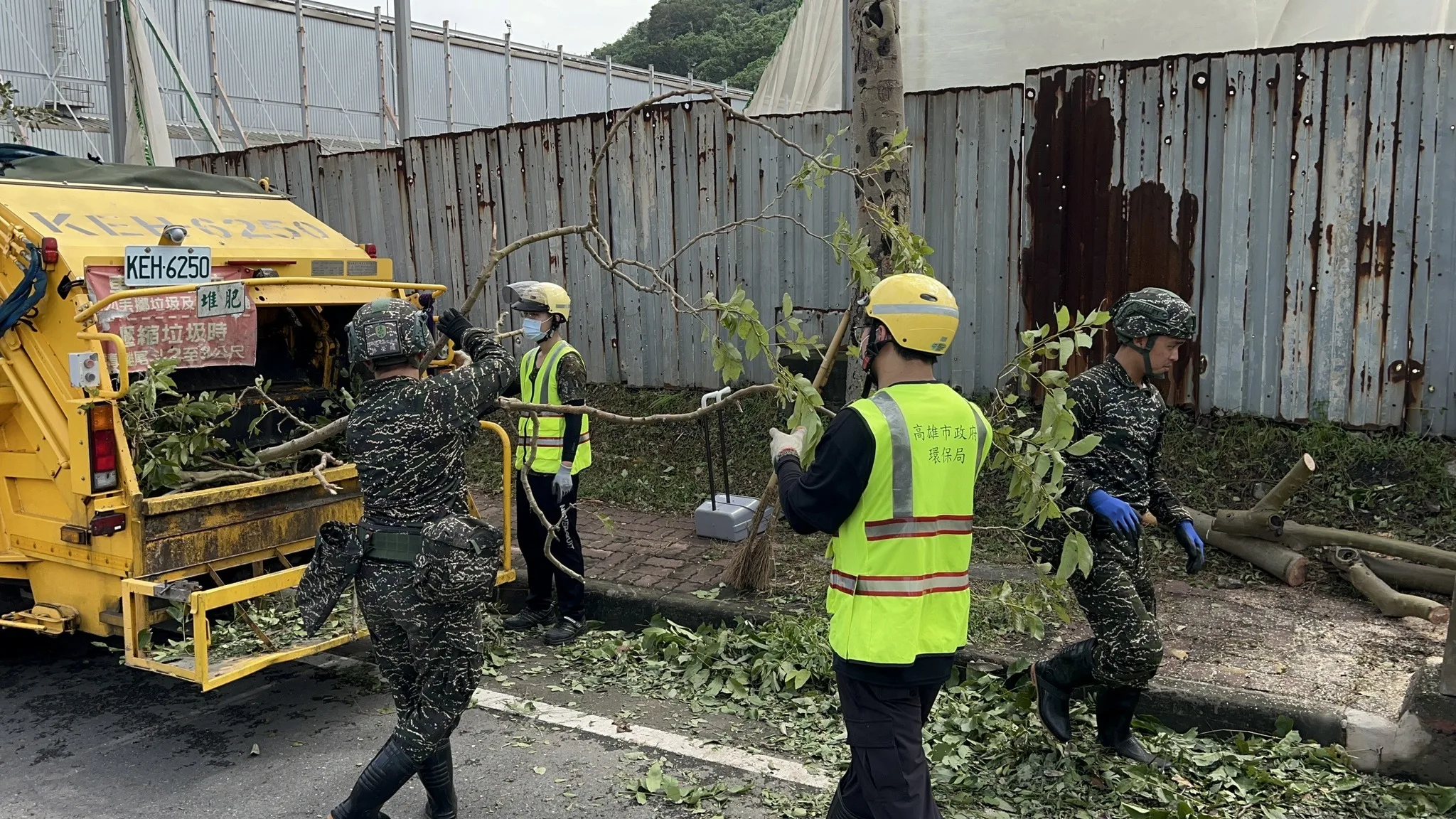 高雄市小港區沿海三路，國軍官兵與環保局協力清理環境。取自陳其邁臉書