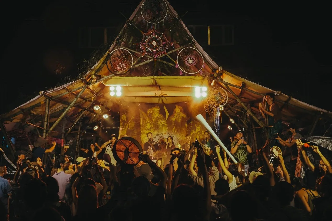 第一屆「桃花源祭」夜晚慶典舞台,台上台下都有樂器同樂的熱鬧氛圍,資料照。世界口簧琴音樂節提供
