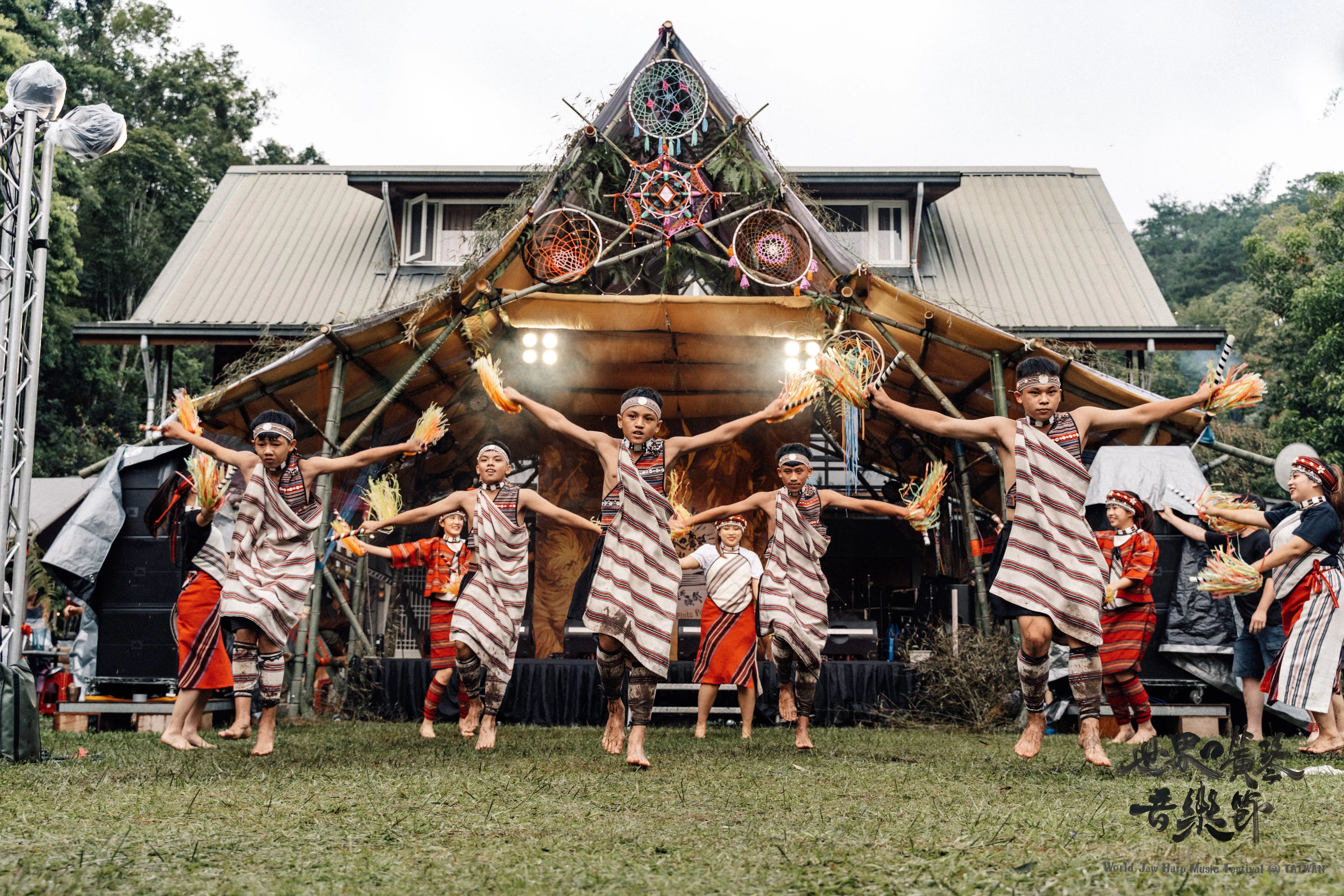 第一屆世界口簧琴音樂節:桃花源祭,舞台前精彩的喜裂克文化藝術團演出,資料照。世界口簧琴音樂節提供
