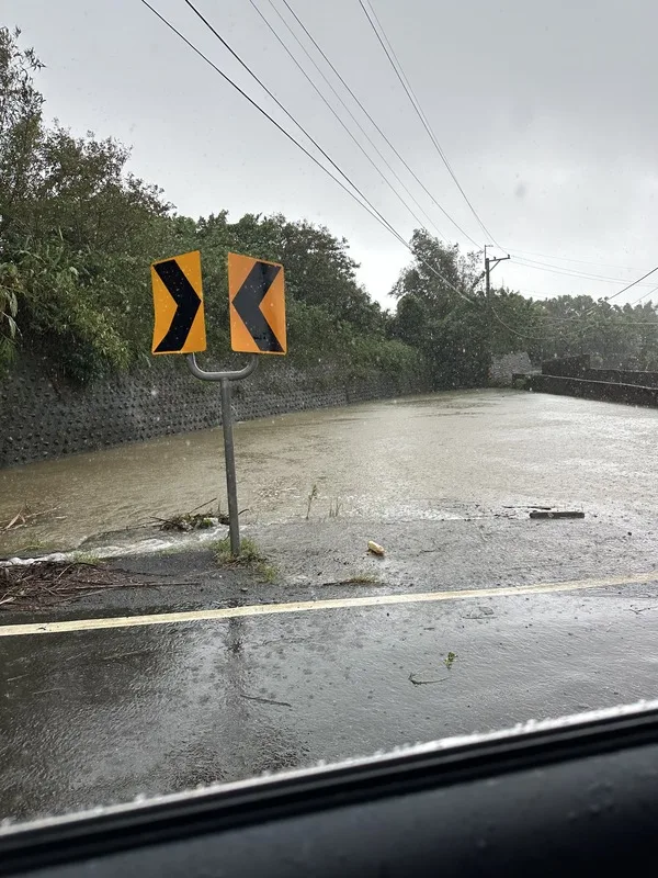 新北市議員鄭宇恩4日指出，三芝山區雨水狂灌，原本是農田的地方變成湖泊。鄭宇恩提供