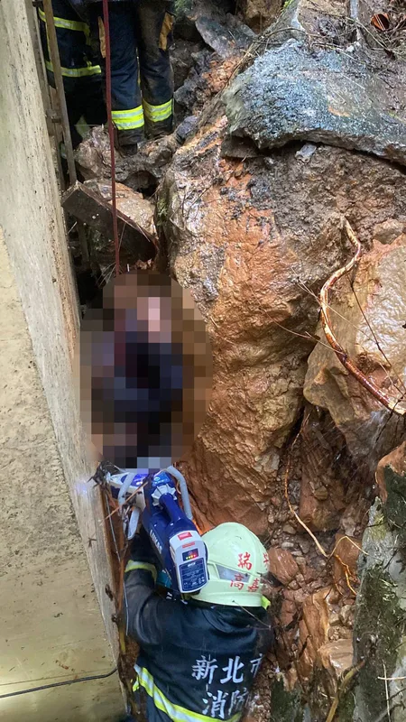 一名男子4日下午在萬里區野柳里遭崩落擋土牆壓傷，警消協助脫困。翻攝照片