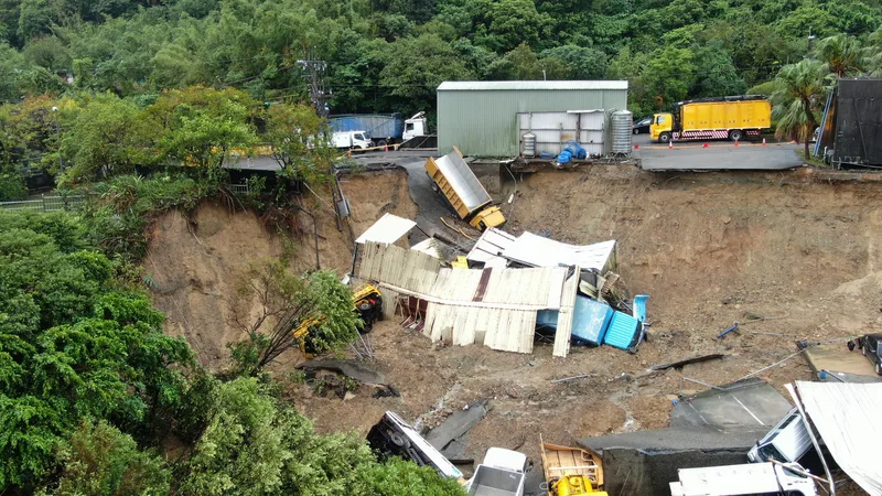 基隆市天外天焚化爐清潔大樓旁邊坡3日晚間出現山崩與土石滑落情況，至少12輛公務車陷落。中央社