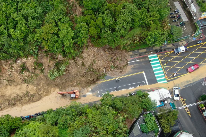 新豐街海中天社區前山坡大面積土石崩落走山，約有30輛機車遭埋。中央社