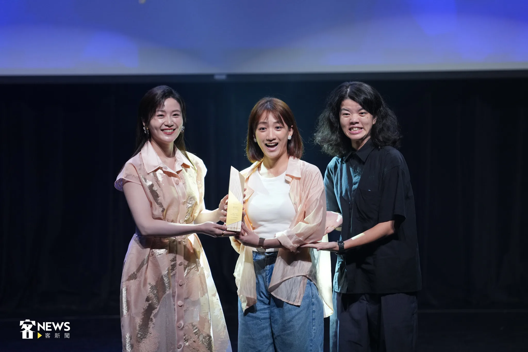 《不專業逛超市》、《不專業聊職業》分別獲Podcast組生活風格節目獎、知識教育節目獎，主持人都是范宸菲、邱瑞清。左一為頒獎人楊小黎。宋佩遙攝