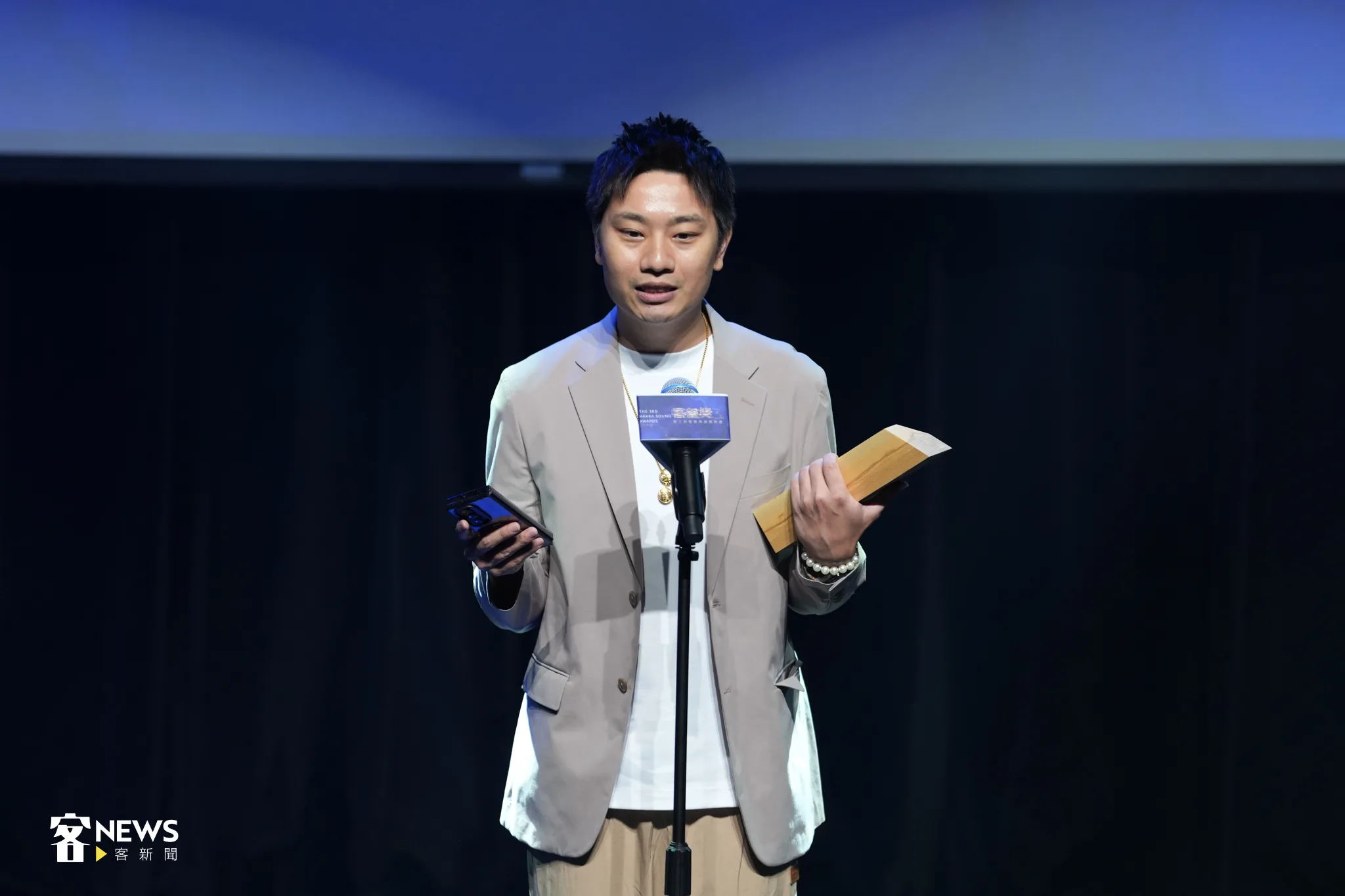 徐哲緯獲得最佳主持人獎、廣播組最佳音樂節目獎。圖為他的經紀人。