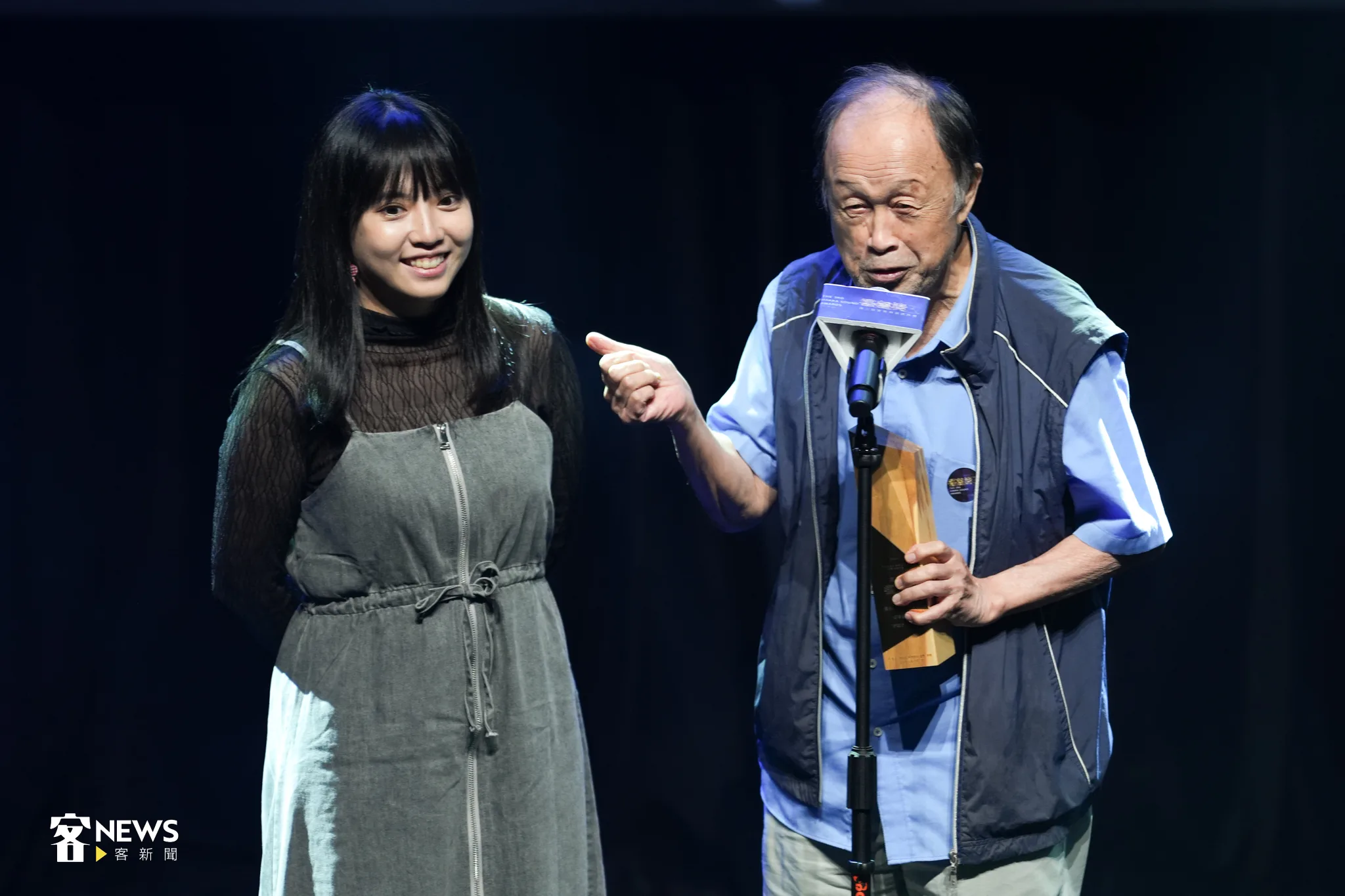 廣播組最佳藝術文化節目獎得獎的《好哆烏四縣》主持人李穎珍、黃永達。宋佩遙攝