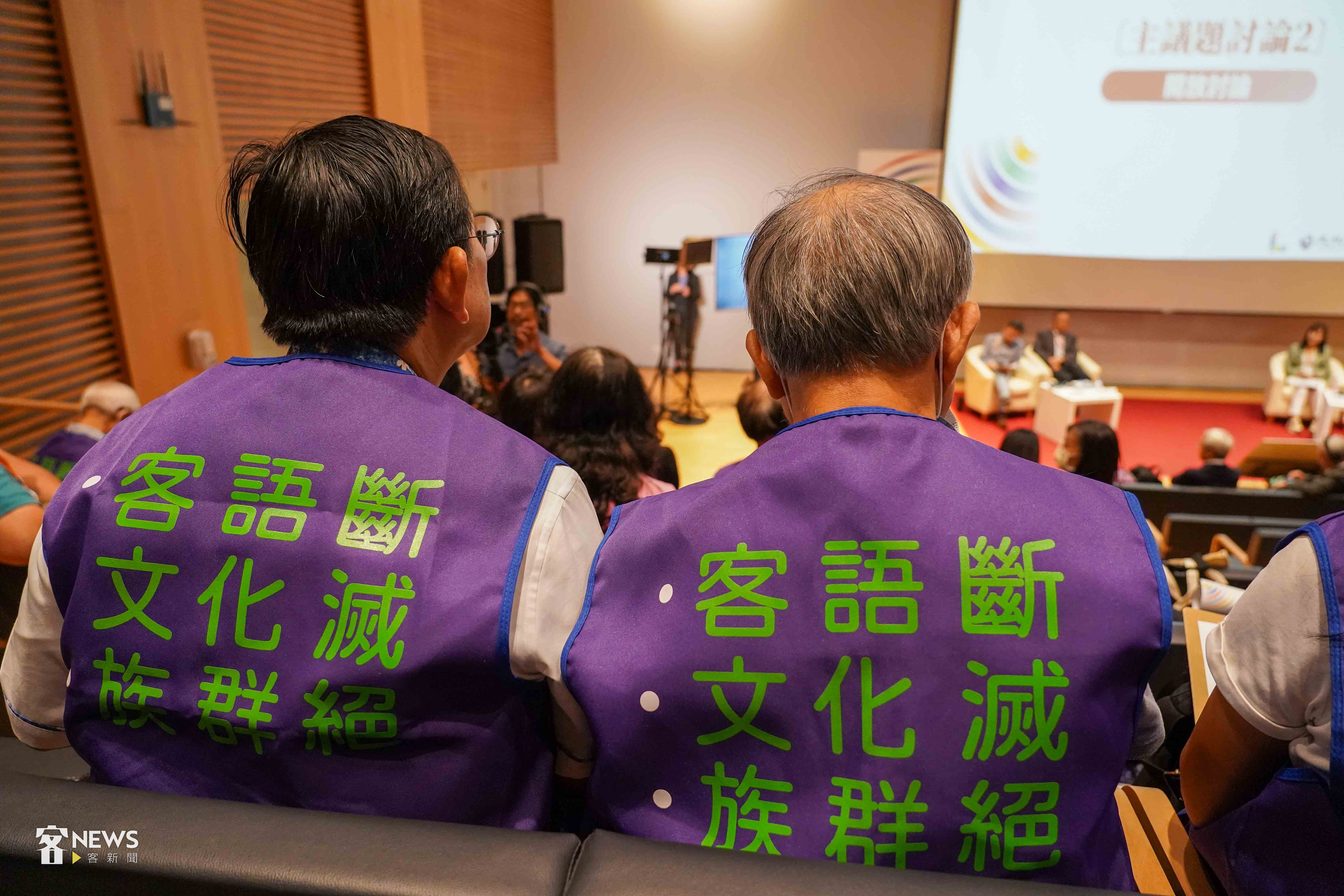 與會民眾穿著背心表達訴求。李台源攝