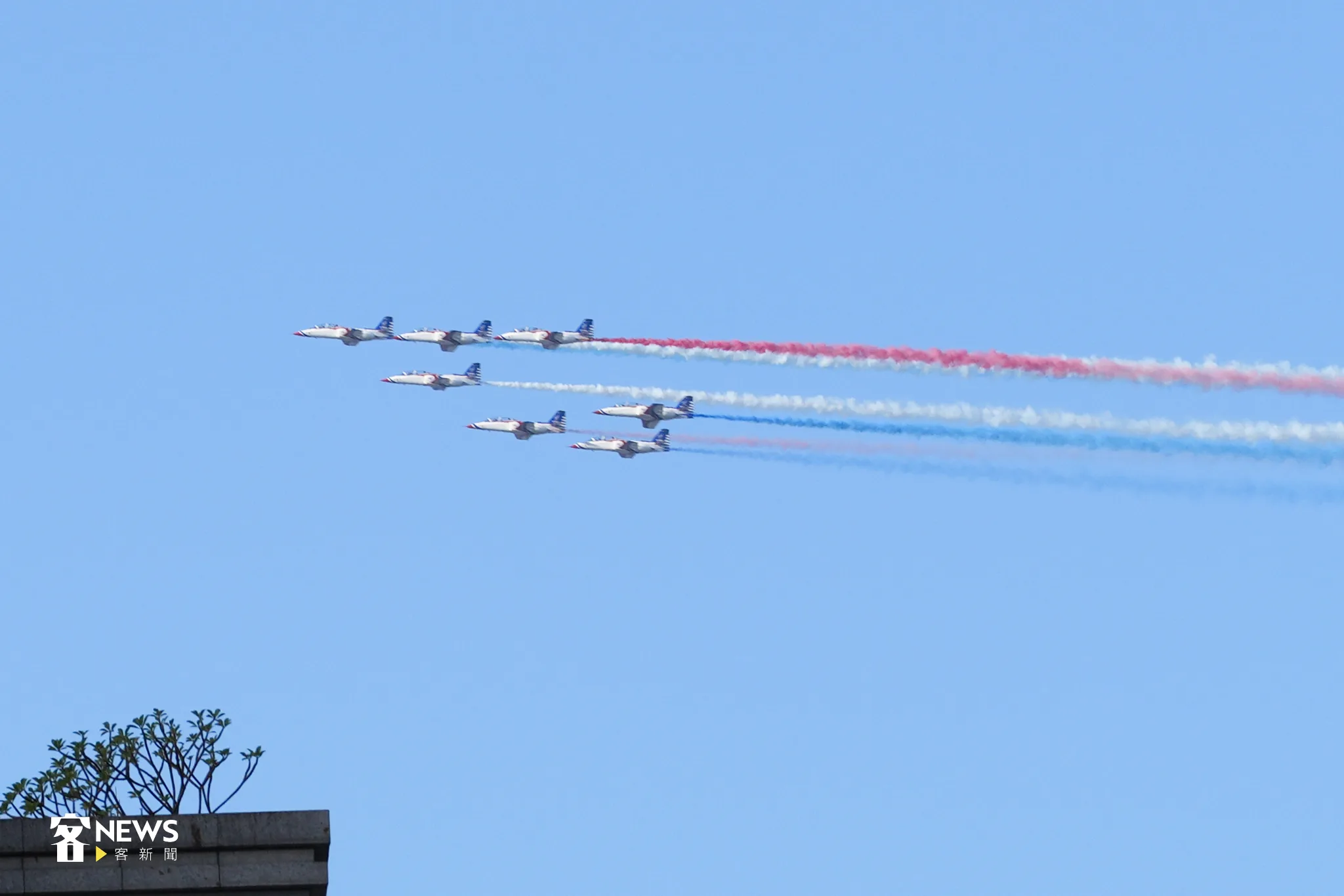 雷虎空軍以7機五角隊形衝場。宋佩遙攝