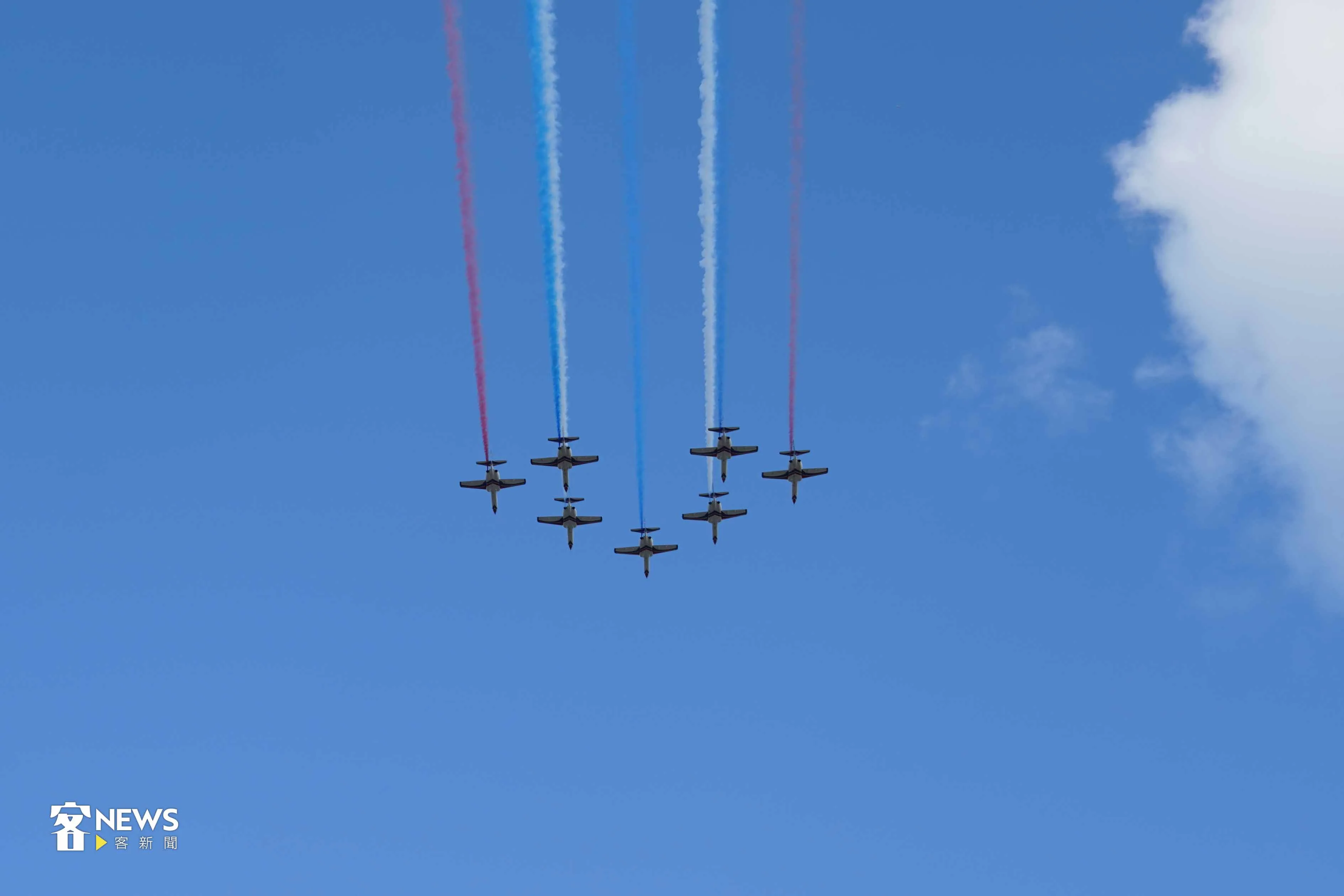 雷虎空軍以7機五角隊形衝場,劃下完美句點。洪藝晅攝