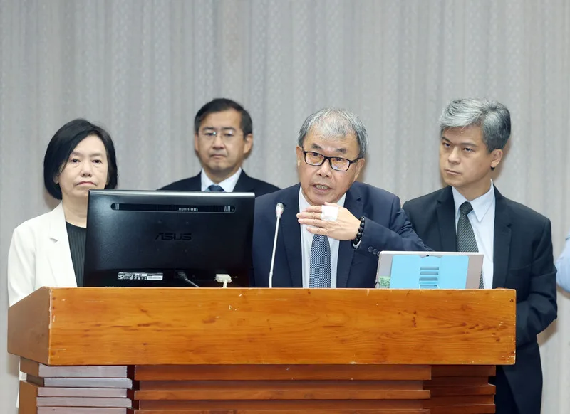 教育部長鄭英耀（右2）回應，視執行狀況滾動修正，鮮乳券方案也會納入討論參考。中央社