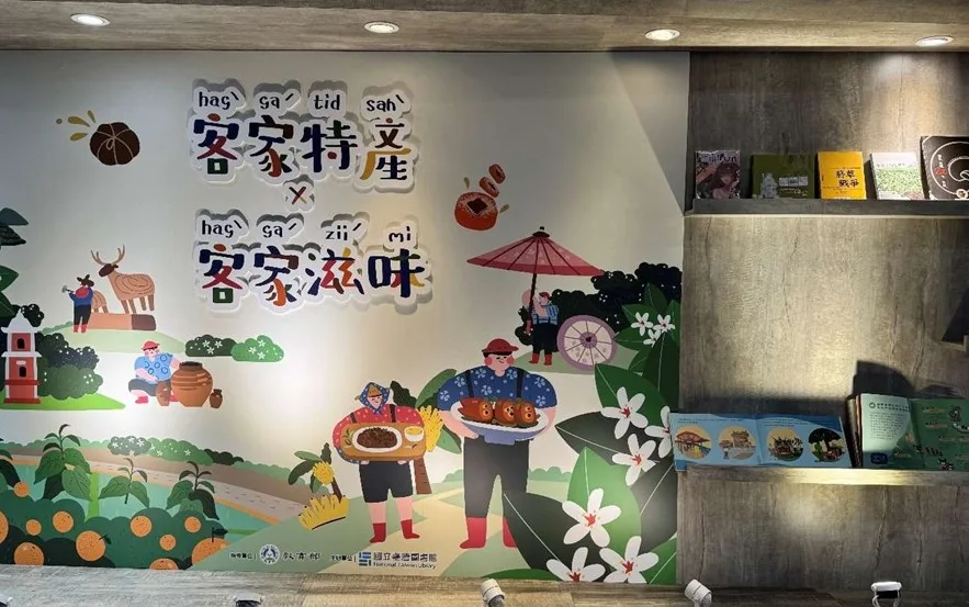 客家特展展出相關館藏供民眾翻閱。國臺圖提供