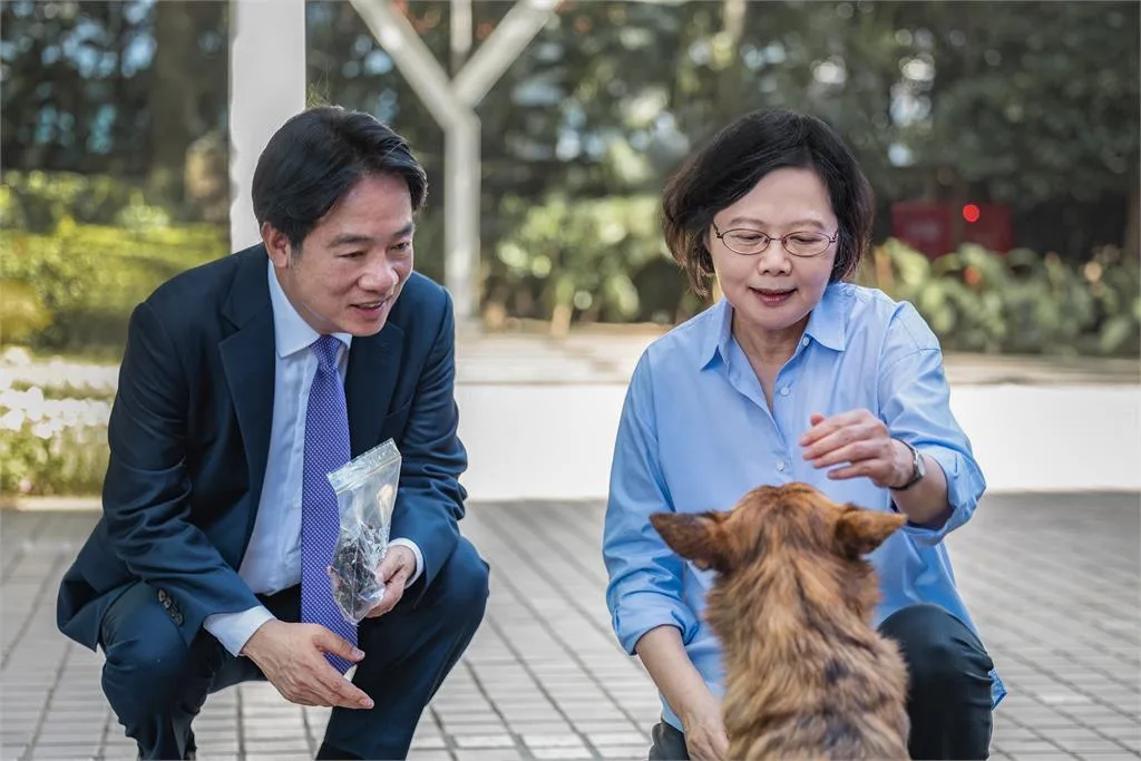 總統賴清德與前總統蔡英文,一同與狗狗握手互動、餵食零嘴。總統府提供