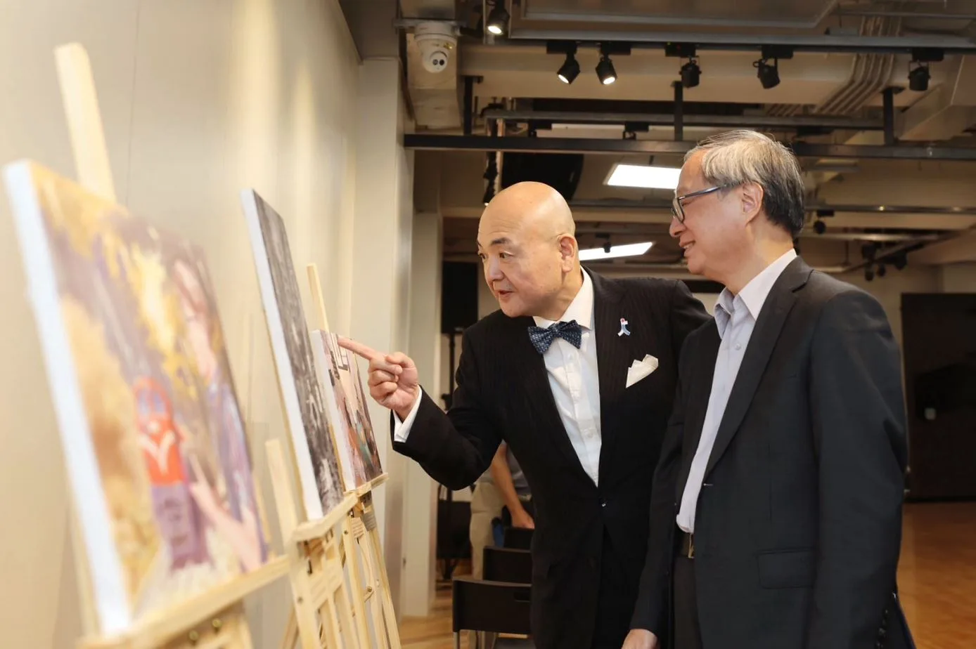日本台灣交流協會台北事務所代表片山和之(左)好奇詢問畫中的台灣風景。文化部提供