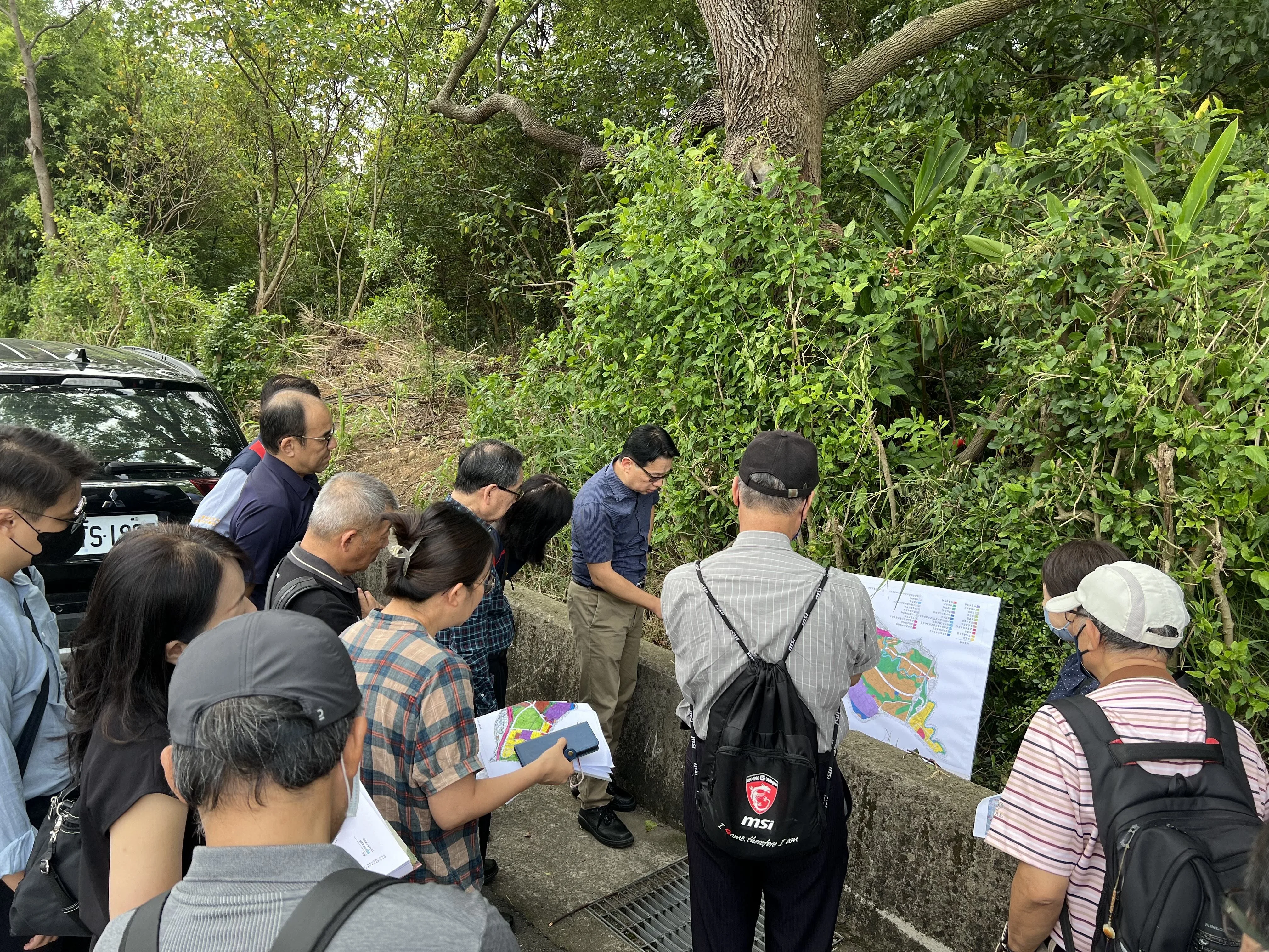新竹縣府產發處長陳偉志陪同內政部專案小組進行現場勘查。新竹縣政府提供