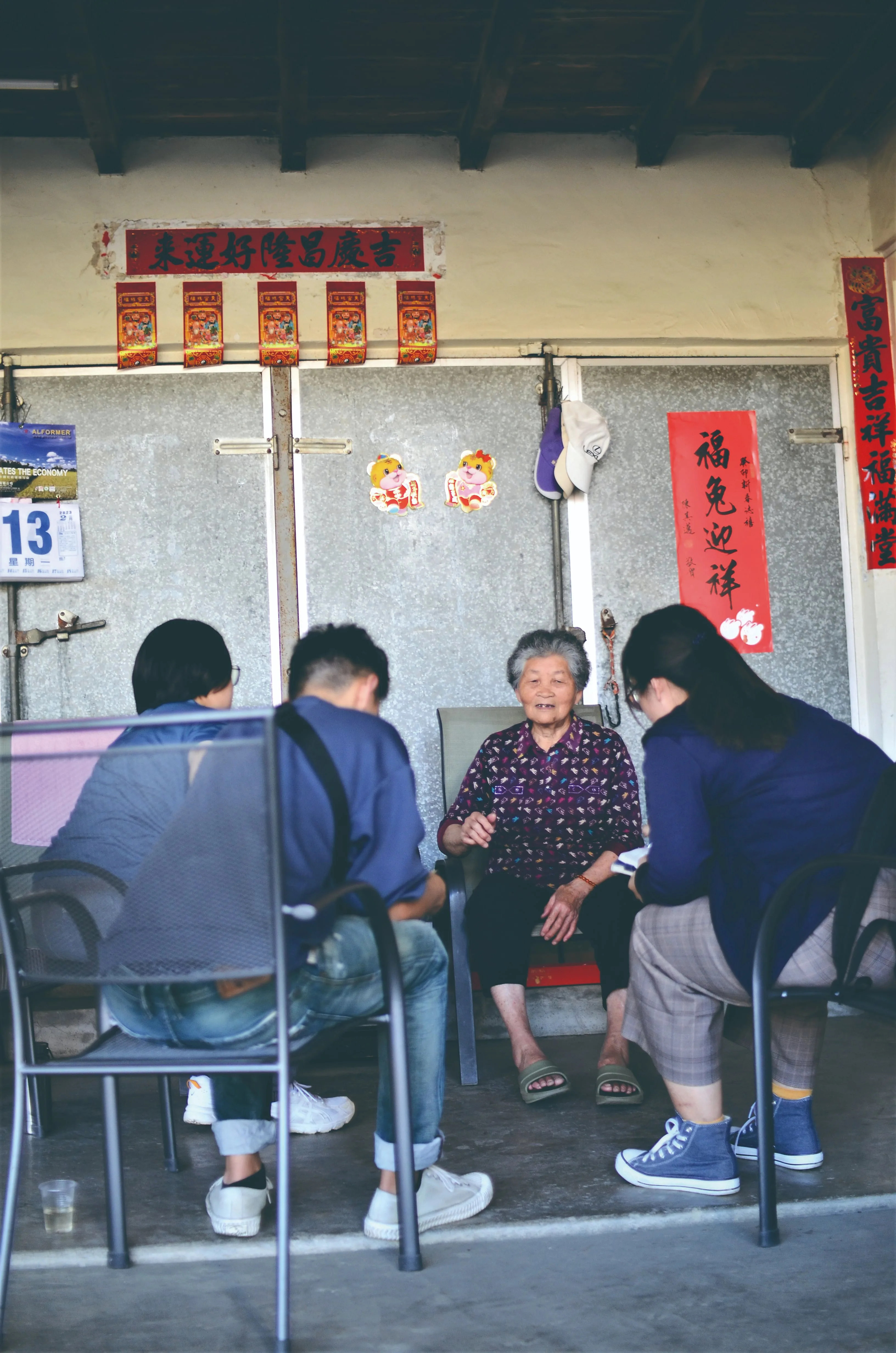旗美社大村史工作人員訪談地方人士。旗美社大提供