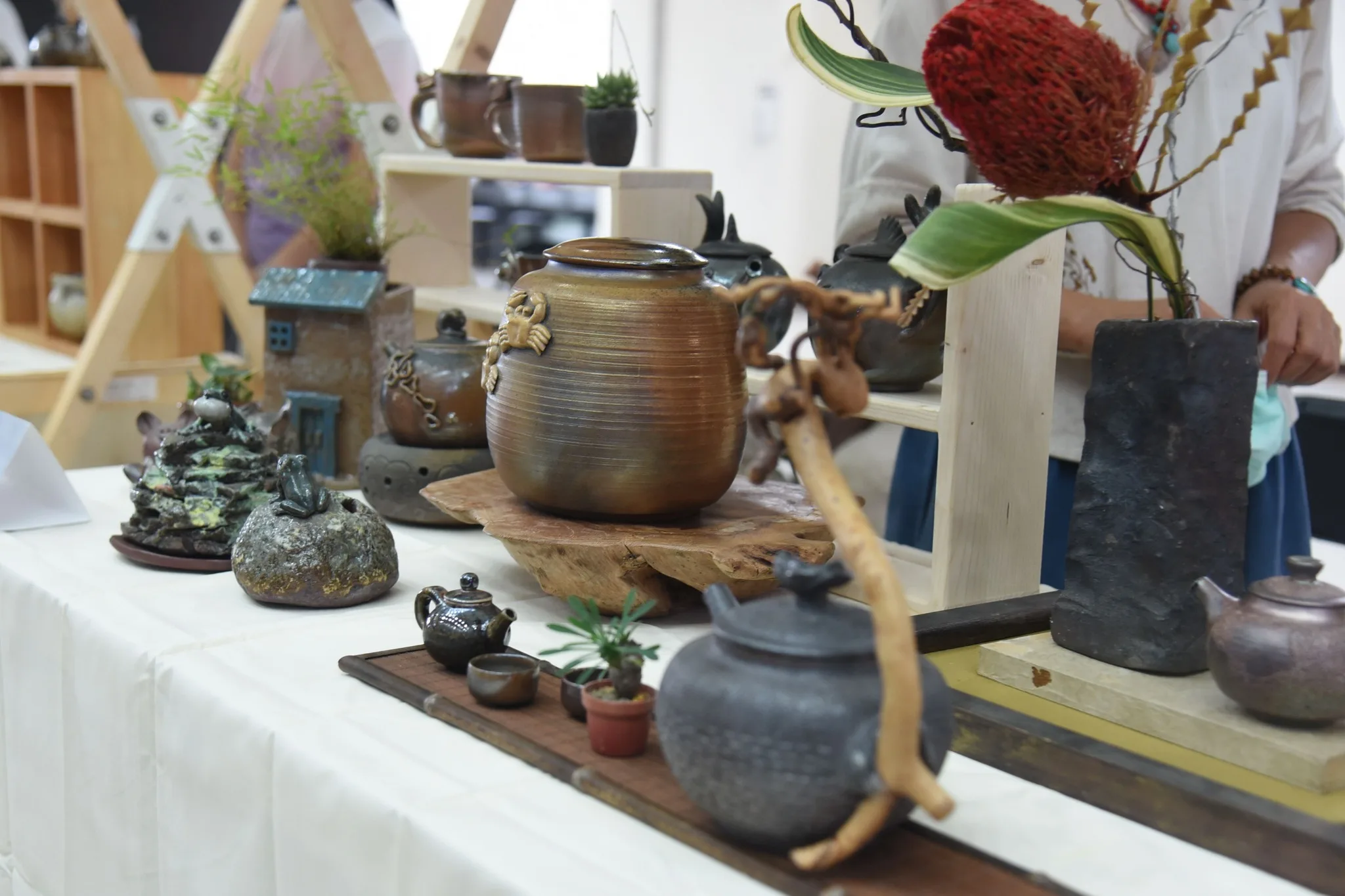 展覽展出陶藝家創作。苗栗縣政府提供