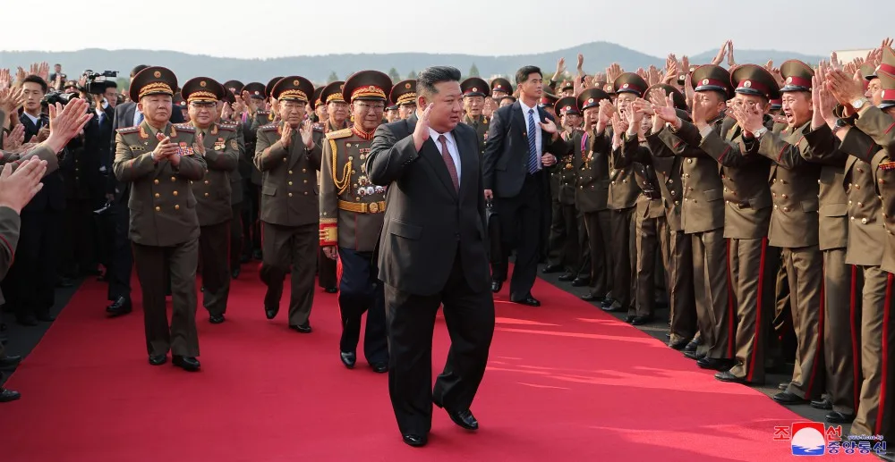 金正恩8日造訪金正恩國防綜合大學致詞 。翻攝http://kcna.kp/cn