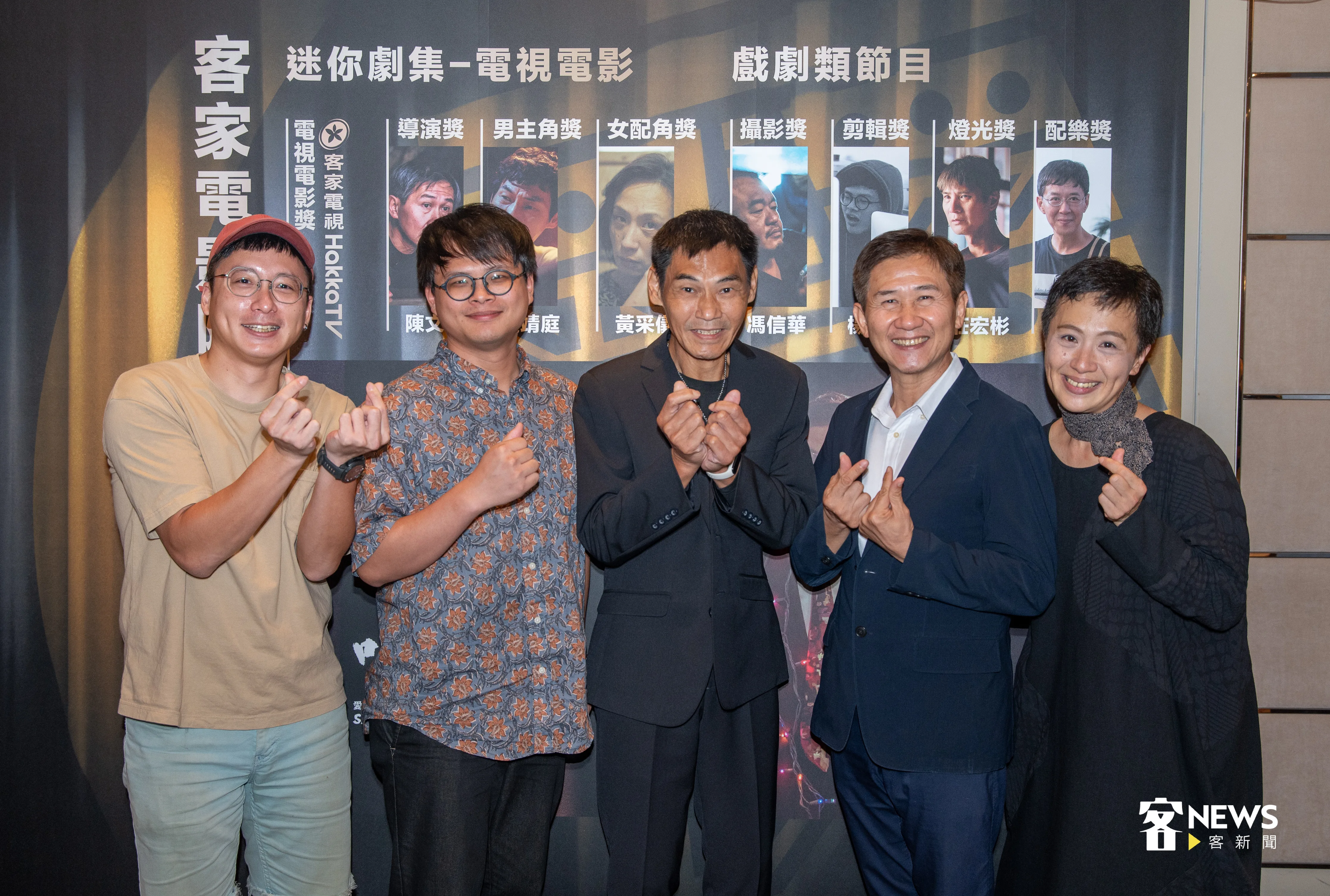 《唱歌給你聽》在本次金鐘獲得八項入圍,導演陳文彬(右二)感謝團隊及演員黃采儀(右一)、夏靖庭(中)。洪俊傑攝