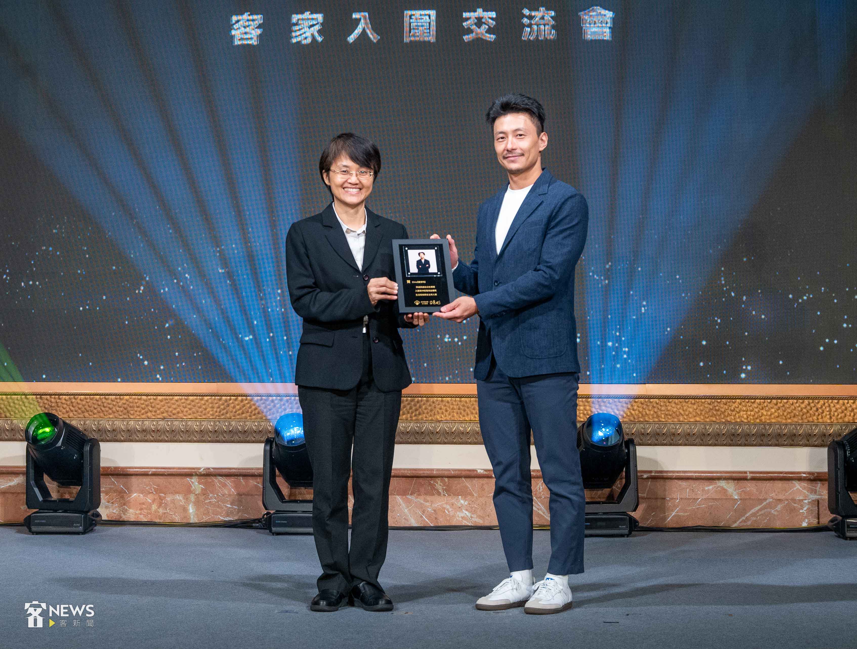 本次以《拜請拜請 伯公在哪裡》入圍金鐘生活風格節目主持人獎的主持人Elmo戴家昀(右)。洪俊傑攝