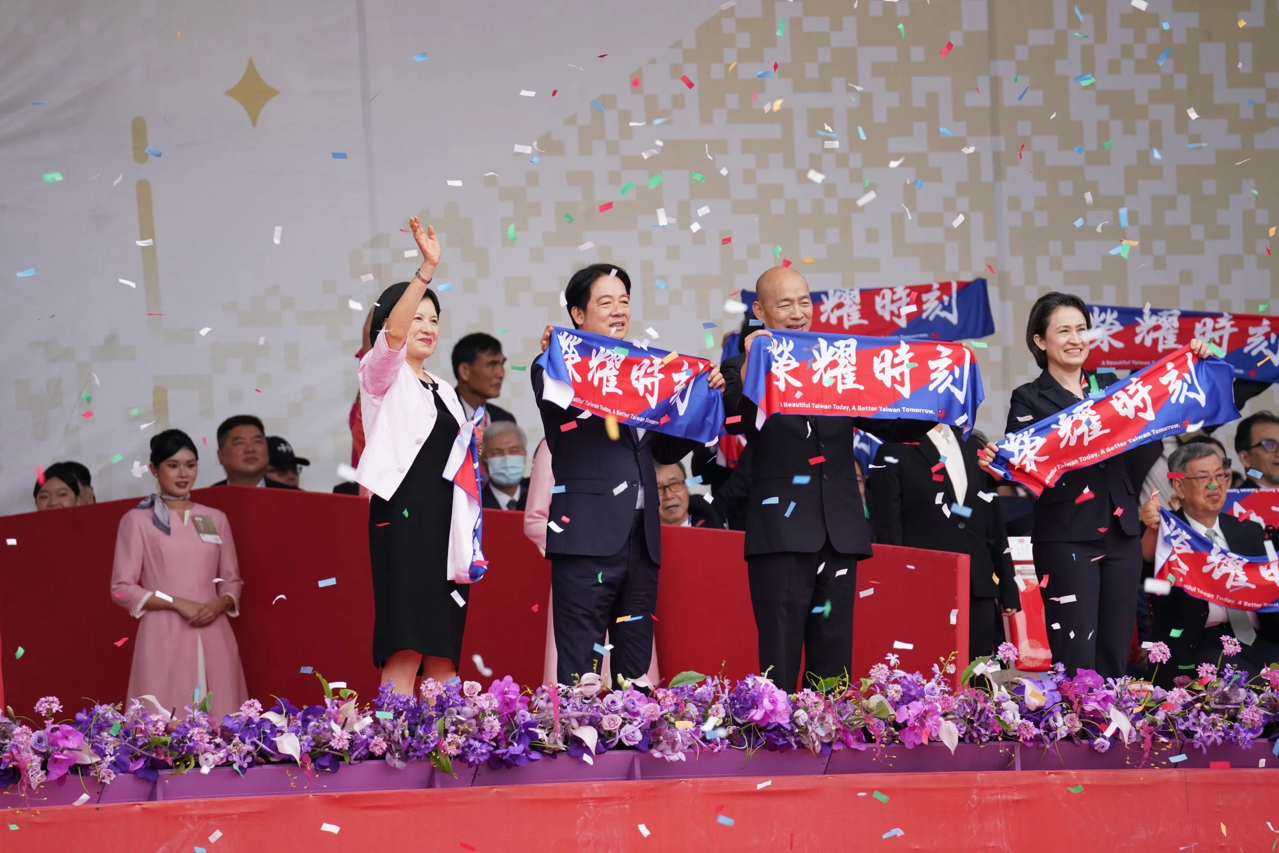 左起總統賴清德夫人、總統賴清德、立法院長韓國瑜、副總統蕭美琴。李台源攝影