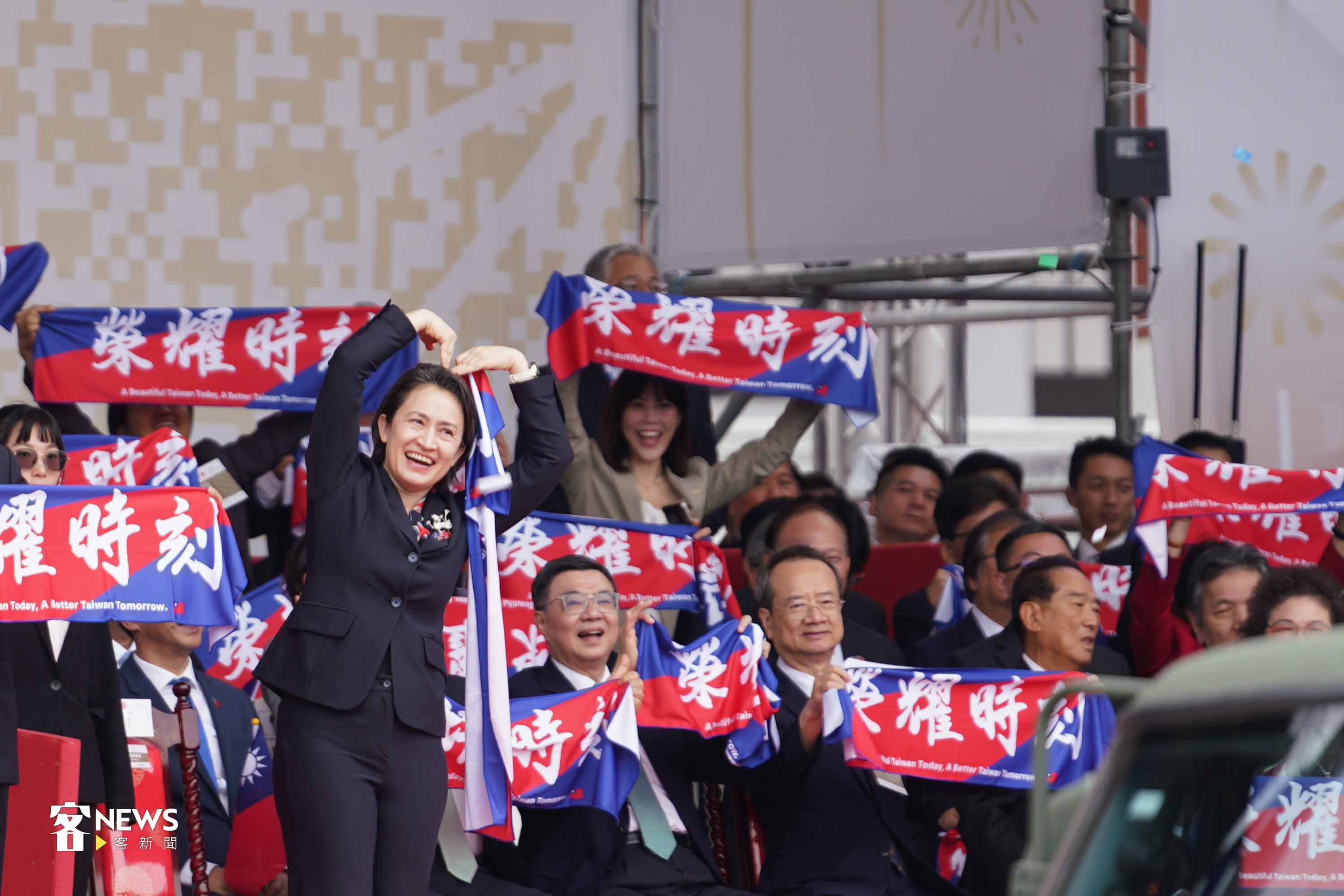 副總統蕭美琴手比愛心。洪藝晅攝