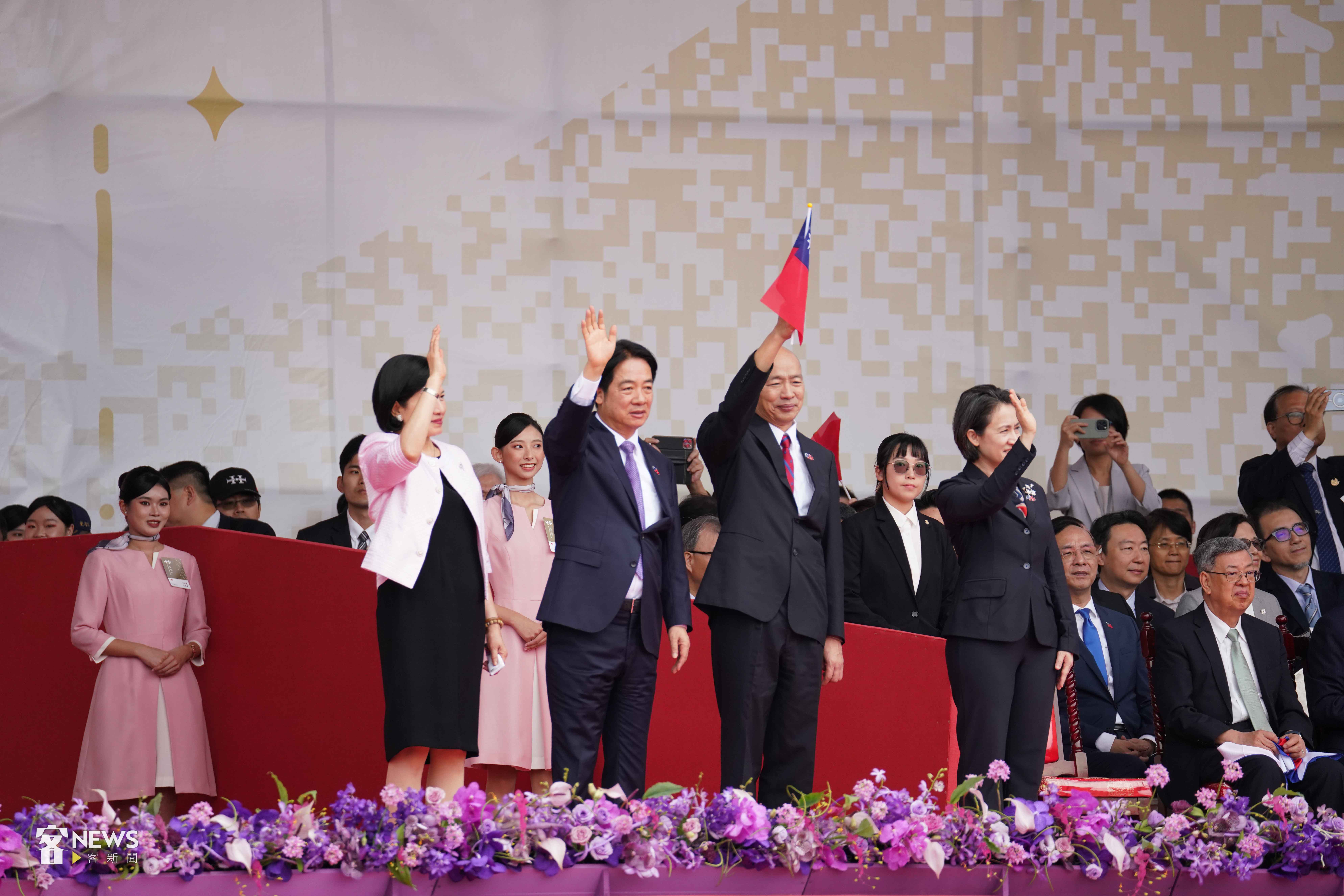 賴清德總統夫妻(左起)、立法院長韓國瑜、副總統蕭美琴在國慶大會向大家揮手致意。