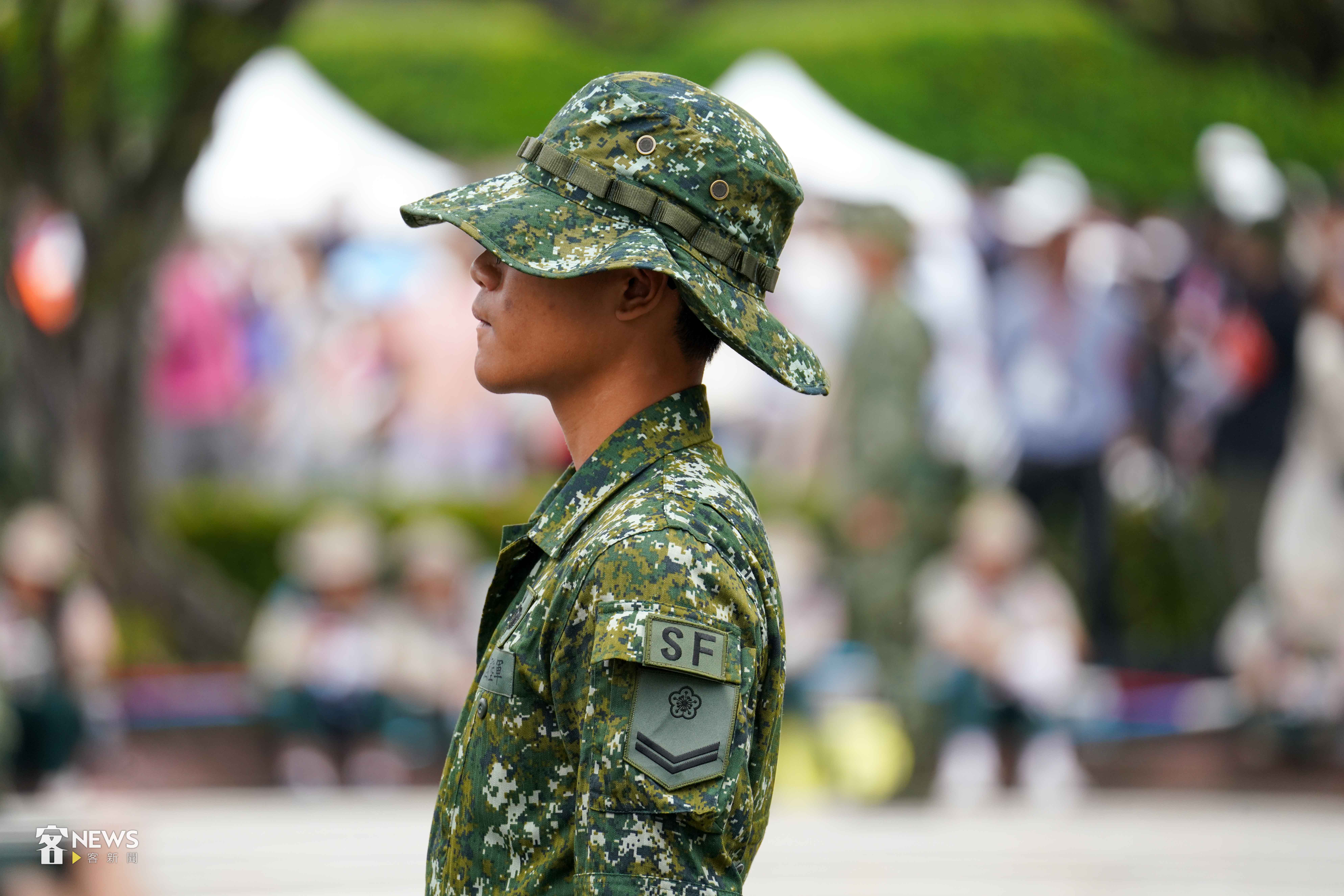 為了向保家衛國、守護台灣的國軍官兵致敬，全國企業敬軍響應「九三軍人節」。9月起，共有22個零售業品牌、6家休憩業、34家餐飲業品牌推出軍人專屬優惠。圖為國軍於2024國慶日宣示。李台源攝