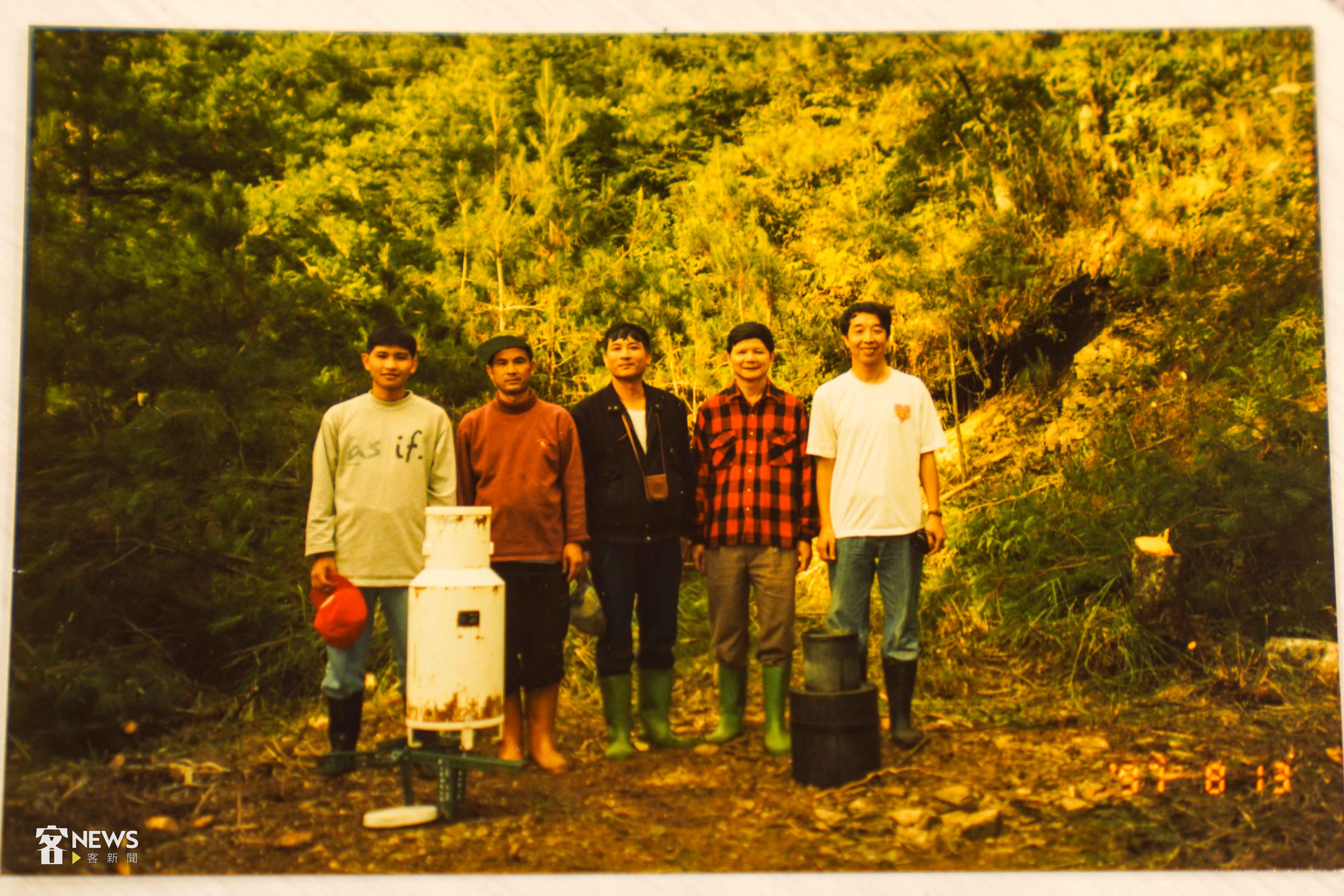 張民（右二）在林業試驗所與同事上山下海做研究。張民提供，朱愷元翻攝