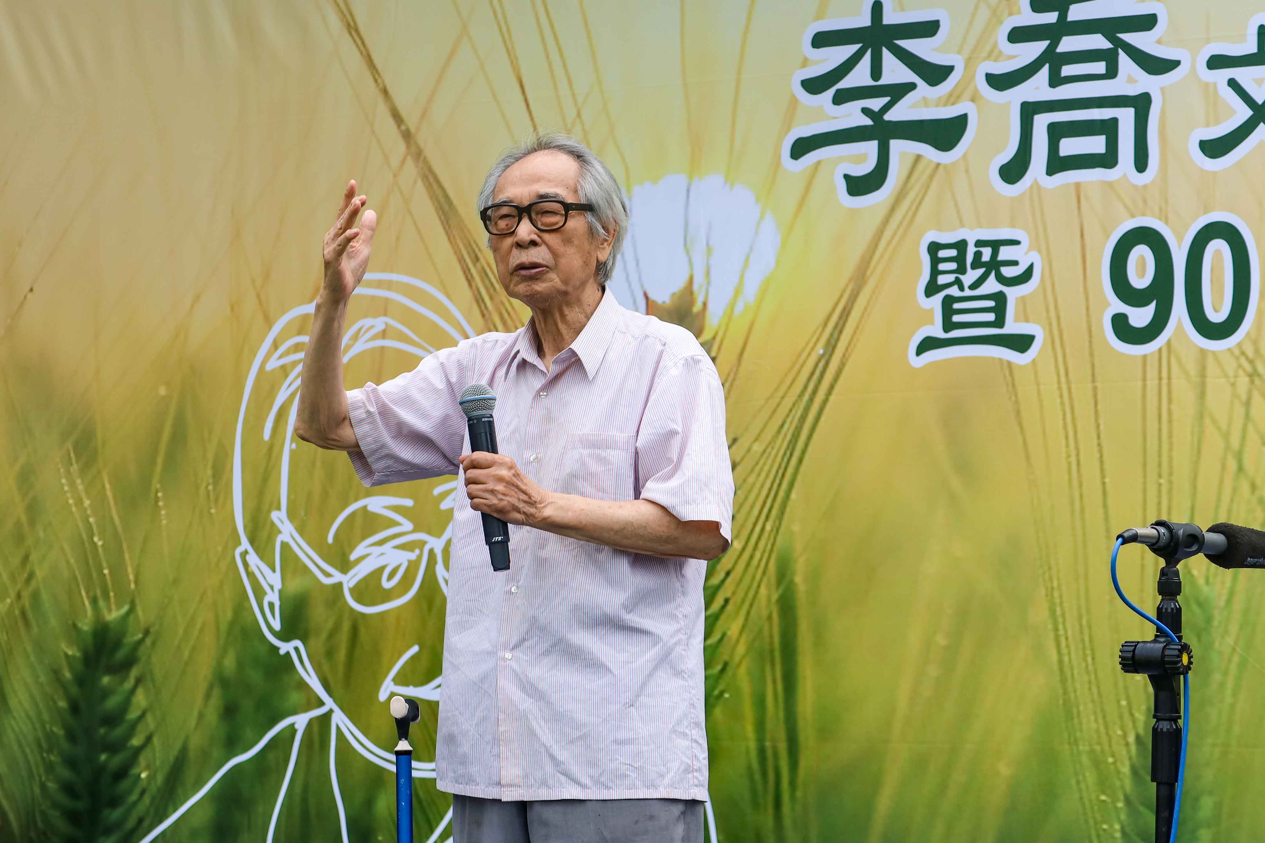 李喬去年在90歲生日音樂會上堅毅地說，「存在先於本質，反抗先於存在」，他的文學世界「始終志在反抗」。何來美攝
