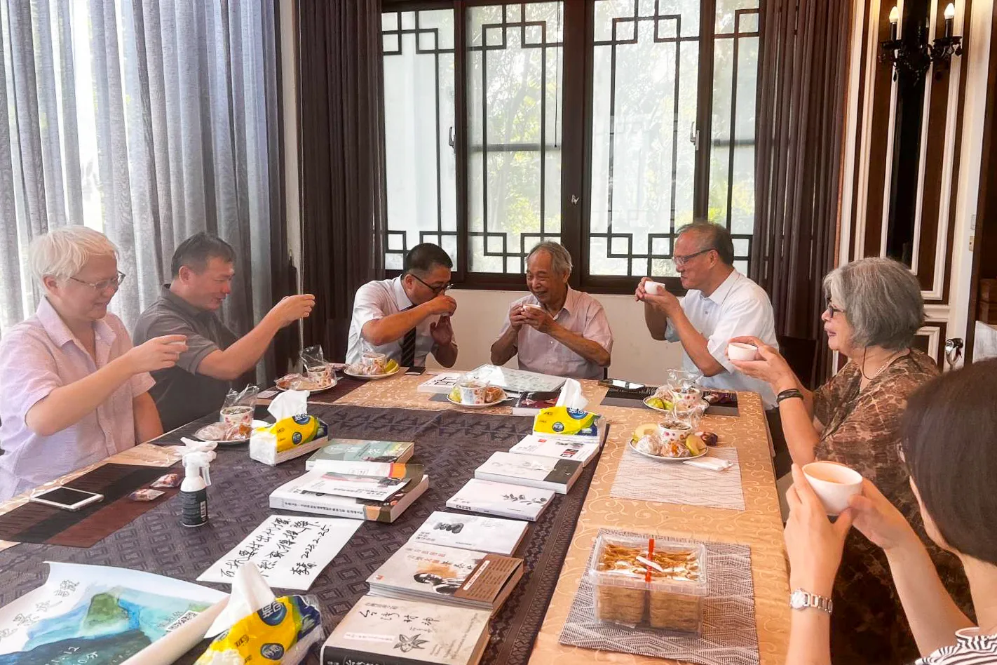 李喬（中）在公館山泉水文學基地，以茶點接待聯合大學校長侯帝光一行。馮祥勇提供