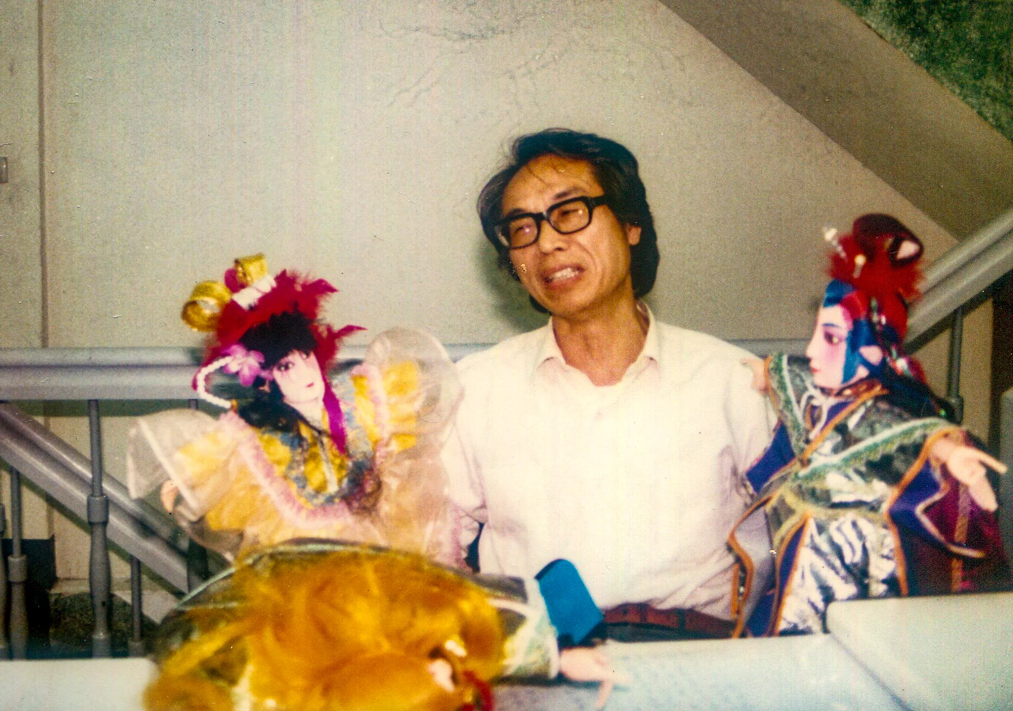 李喬30年前以布袋戲木偶諷刺當時的台灣政情，邊說邊演。何來美攝