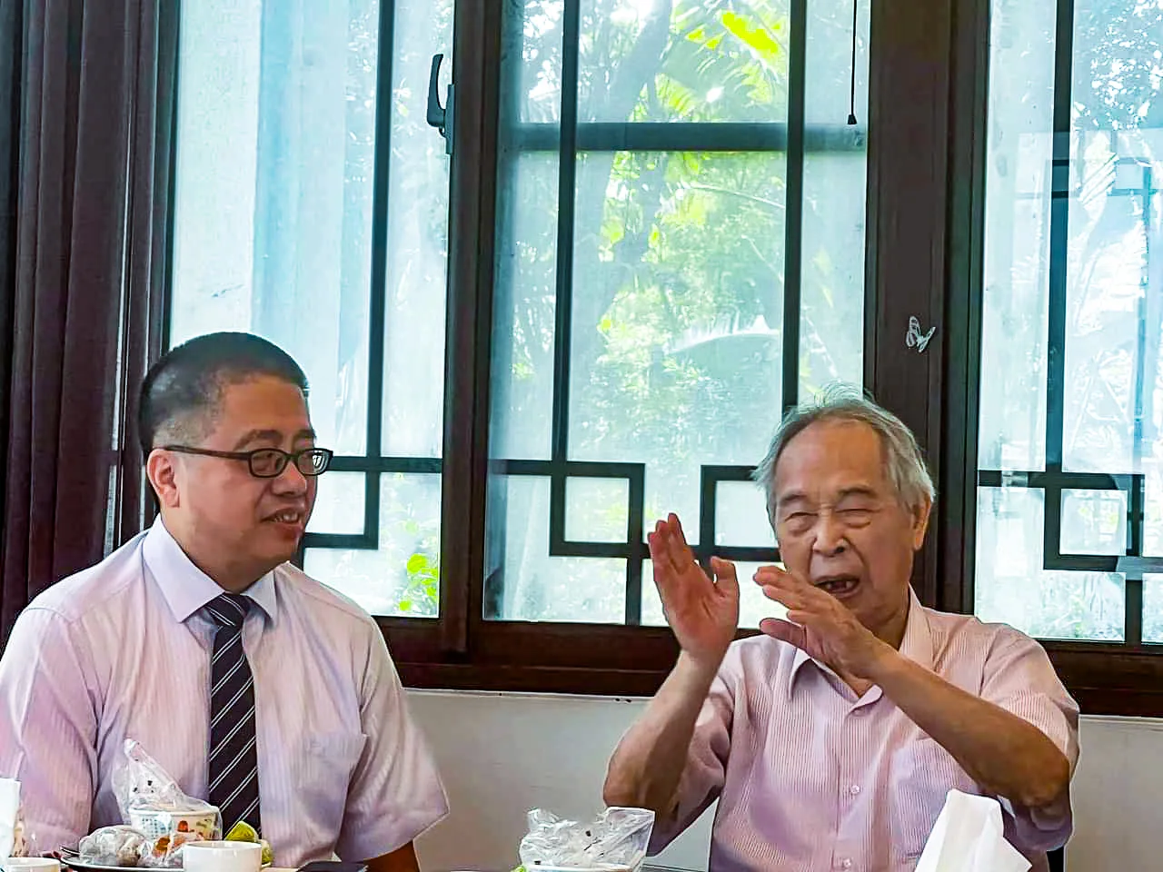 李喬向侯帝光談到文學創作，內心仍充滿激動。馮祥勇提供