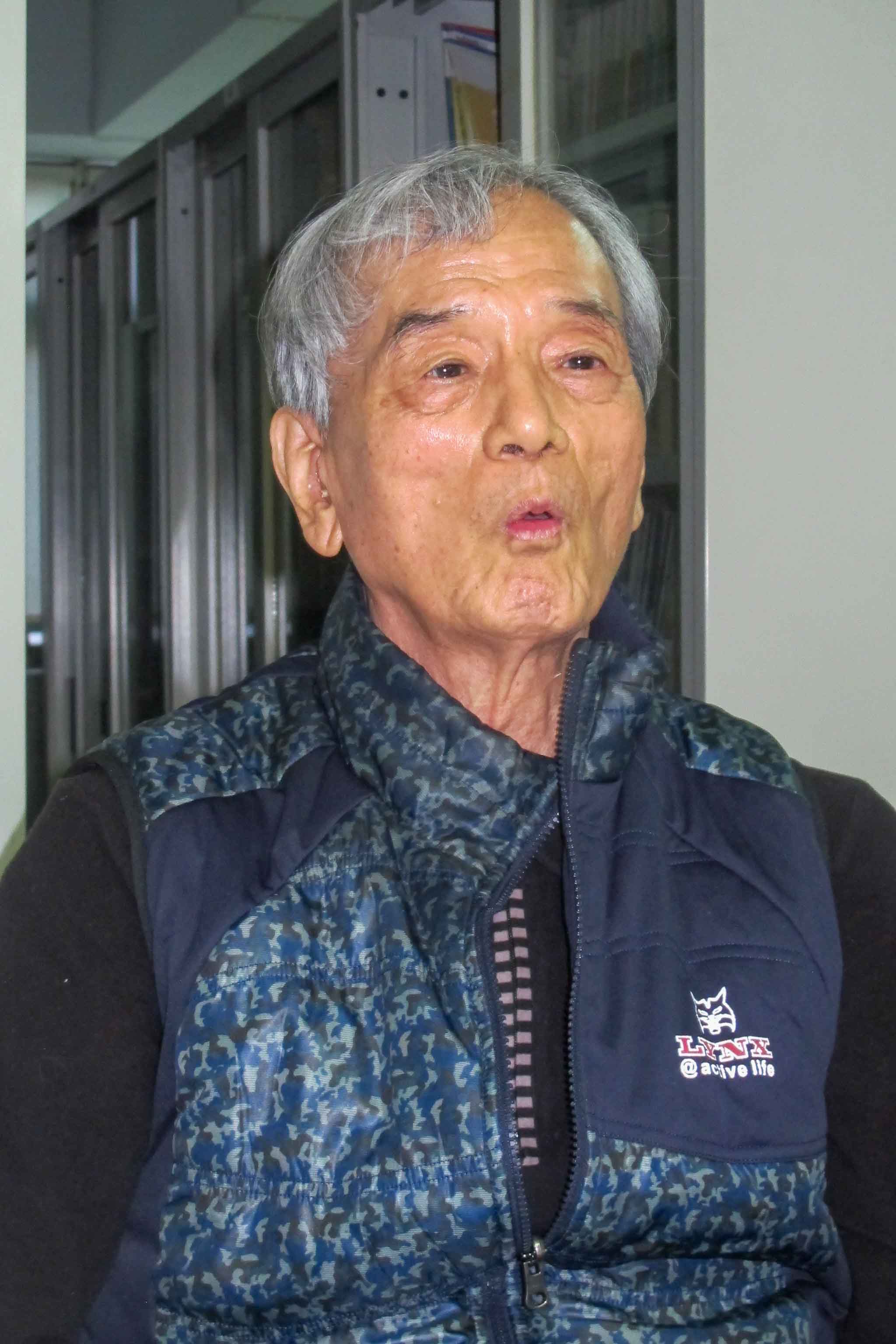 臺大法學院前院長許介鱗（1935﹣2023）與魏廷朝、李喬分是義民中學、新竹師範同學，他曾任李登輝的外交智囊，後在《臺灣史記》等書卻批評李登輝，引來李喬「十問許介鱗」批評，雙方展開「臺灣史觀」論戰，看法也見仁見智。圖為2017年他受訪的神情。何來美攝