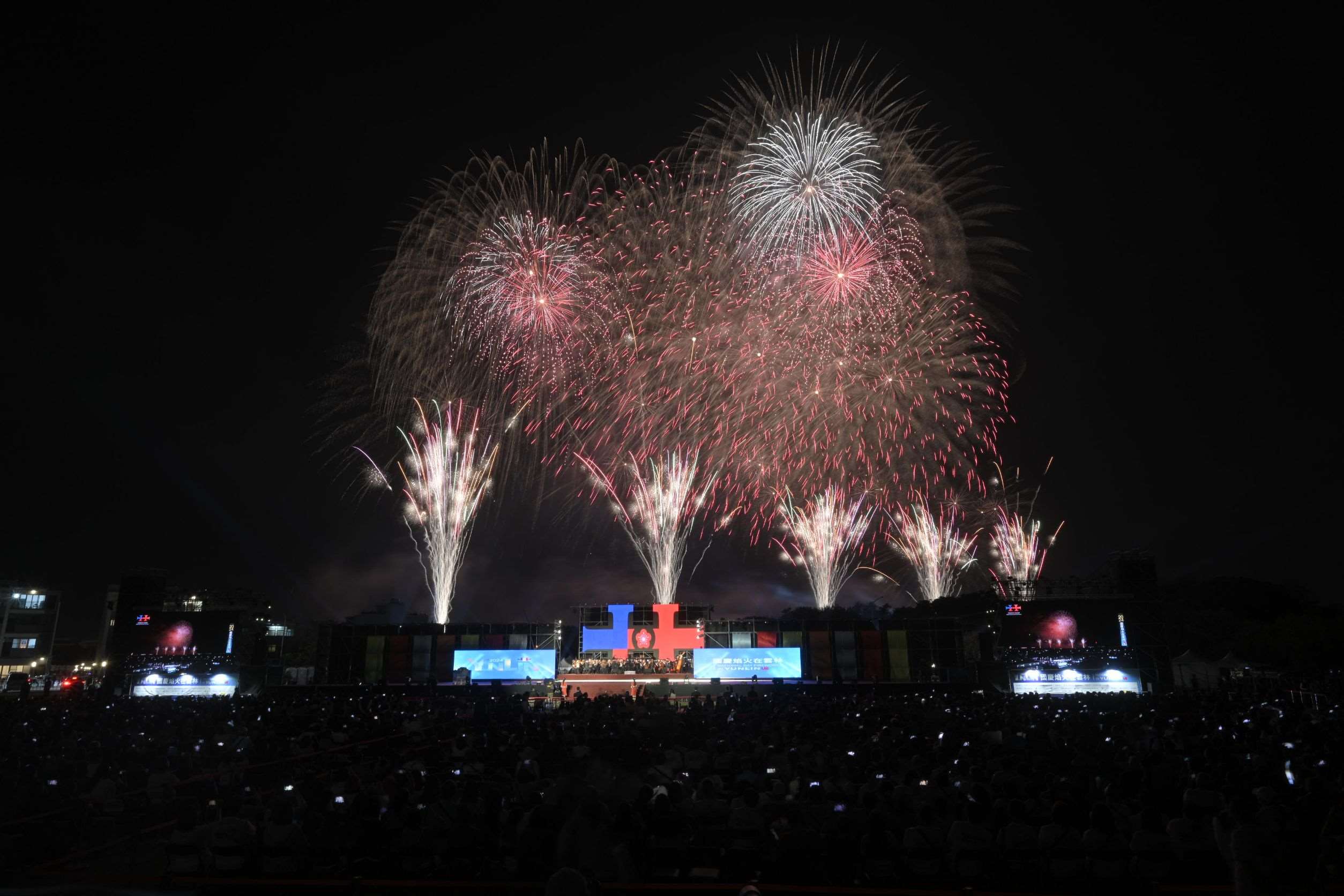 今年國慶焰火由6吋和8吋焰火組成。雲縣府提供