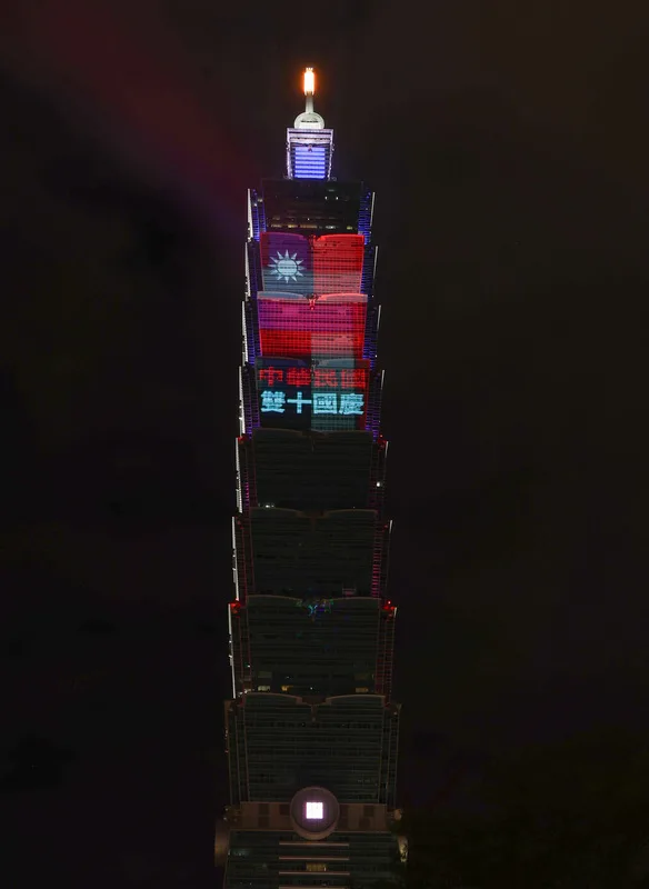 台北101以建築燈光、雷射光雕秀搭配1分鐘的精彩煙火慶祝中華民國113歲生日。中央社