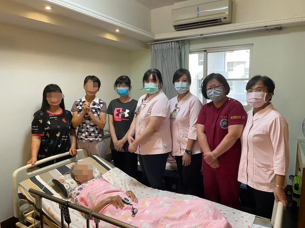 高雄醫學大學附設中和紀念醫院推動「在宅急症照護試辦計畫」,讓病人在家中接受急症醫療照護。高雄醫學大學提供